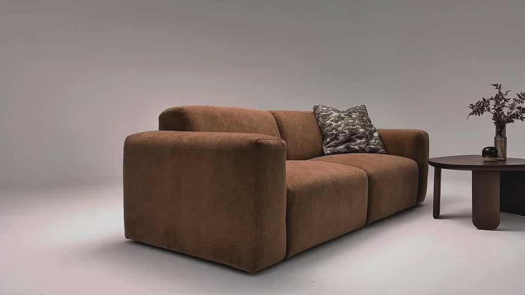 Vidéo de présentation du canapé droit Seine en tissu chenille terracotta, filmé en studio photo. Cette démonstration met en avant le design, les proportions, les accoudoirs et la qualité du revêtement.