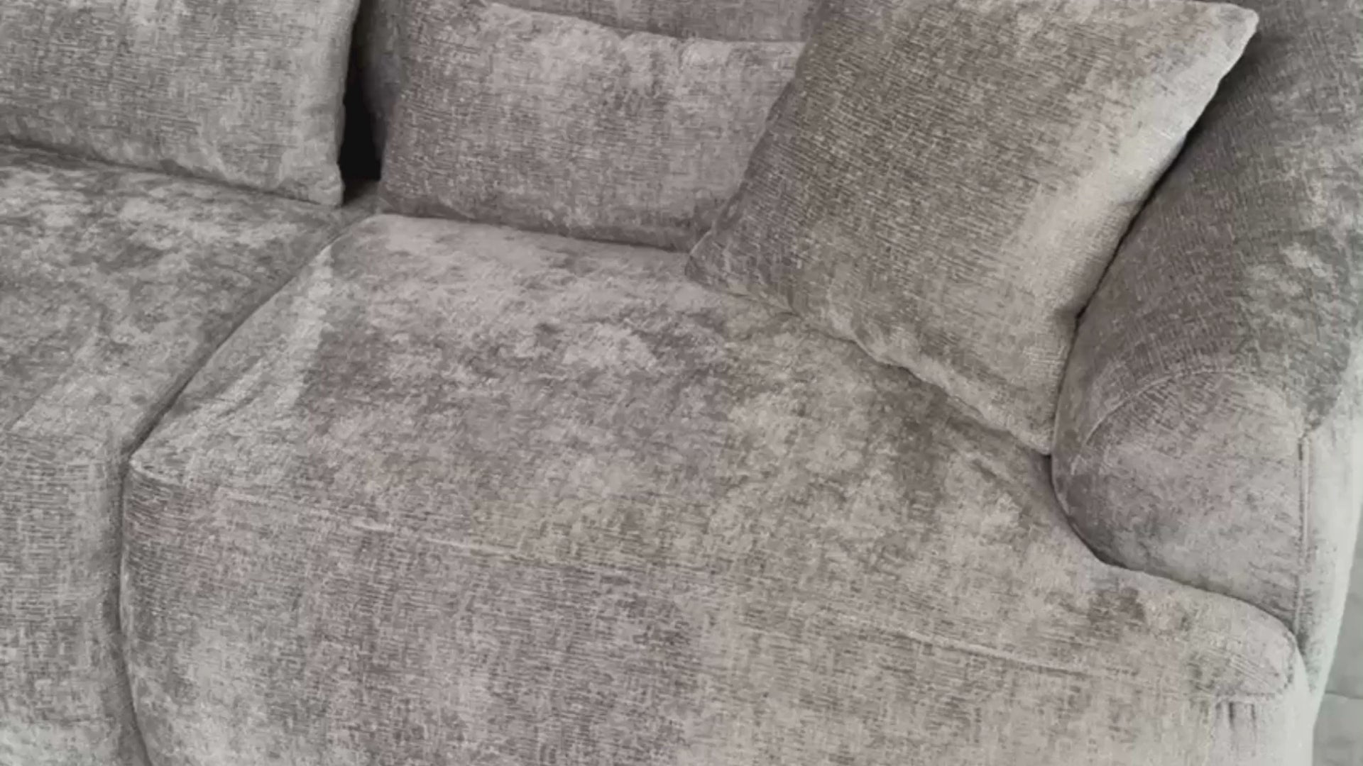 Vidéo de présentation du canapé droit Calais en tissu chenille gris, filmé en studio photo. Cette démonstration met en avant le design, les proportions, les accoudoirs et la qualité du revêtement.