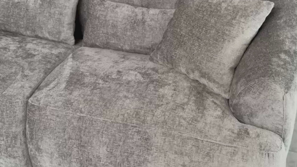 Vidéo de présentation du canapé droit Calais en tissu chenille gris, filmé en studio photo. Cette démonstration met en avant le design, les proportions, les accoudoirs et la qualité du revêtement.