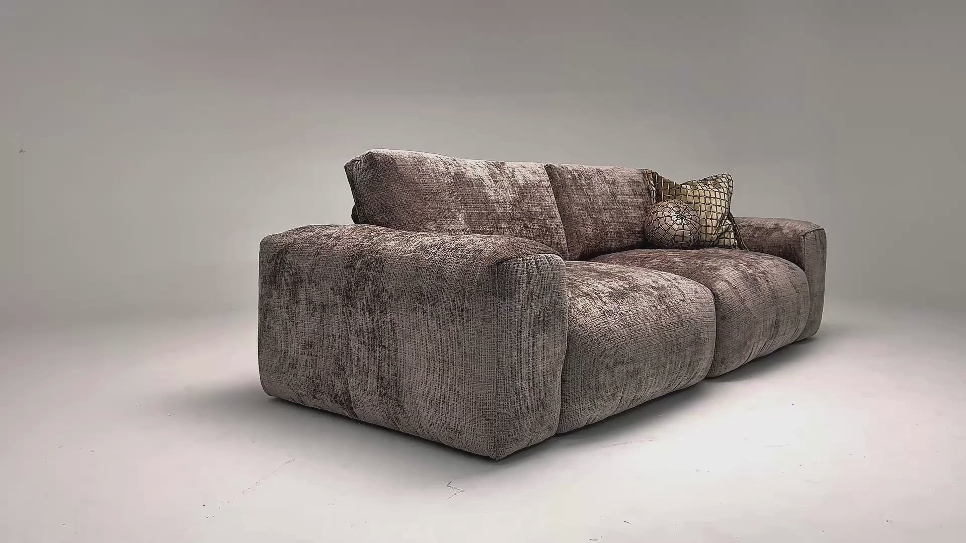 Vidéo de présentation du canapé droit Vieille-du-Temple en tissu chenille taupe, filmé en studio photo. Cette démonstration met en avant le design, les proportions, les accoudoirs et la qualité du revêtement.