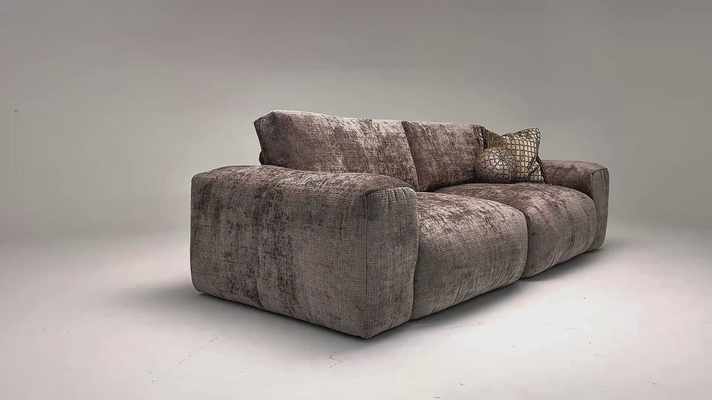 Vidéo de présentation du canapé droit Vieille-du-Temple en tissu chenille taupe, filmé en studio photo. Cette démonstration met en avant le design, les proportions, les accoudoirs et la qualité du revêtement.