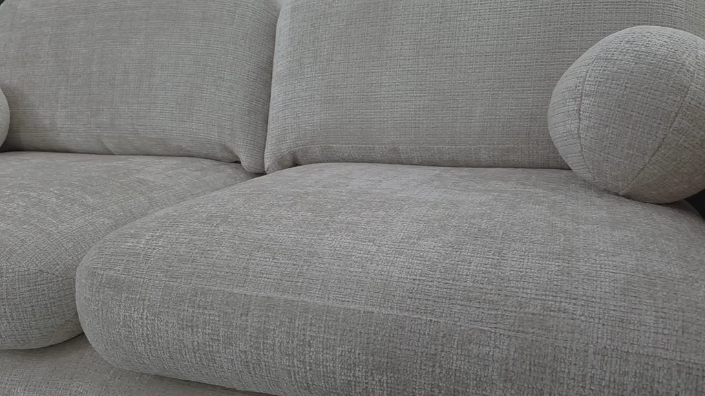 Vidéo de présentation du canapé droit Duperre en tissu chenille beige, filmé en studio photo. Cette démonstration met en avant le design, les proportions, les accoudoirs et la qualité du revêtement.