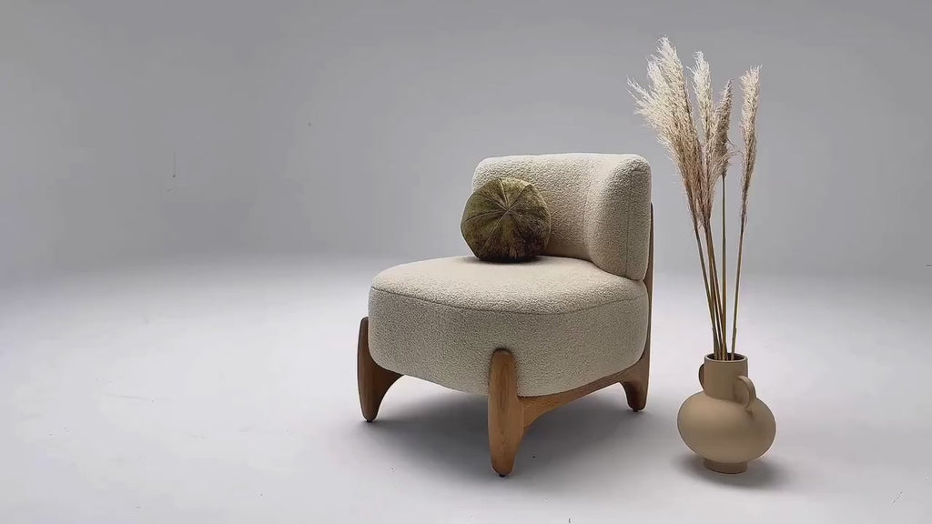 Vidéo de présentation du fauteuil Rivoli en tissu bouclette beige, filmé en studio photo. Cette démonstration met en avant le design, les proportions, et la qualité du revêtement.