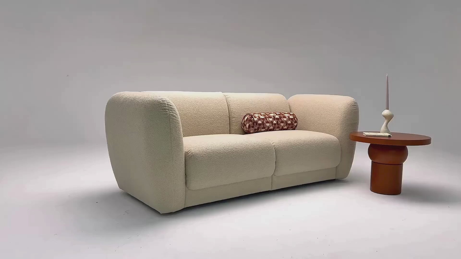 Vidéo de présentation du canapé droit Pigalle en tissu bouclette beige, filmé en studio photo. Cette démonstration met en avant le design, les proportions, les accoudoirs et la qualité du revêtement.