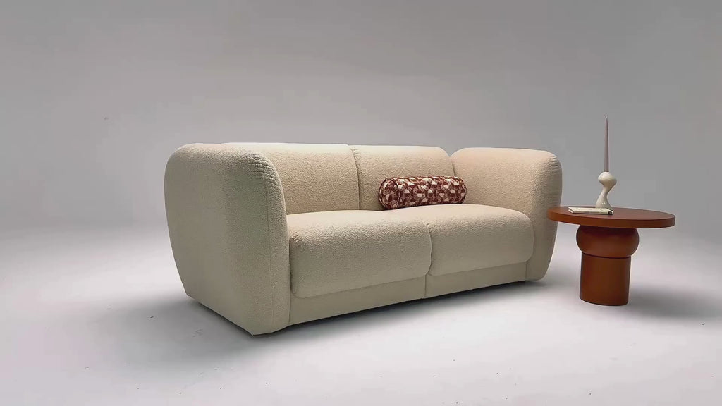 Vidéo de présentation du canapé droit Pigalle en tissu bouclette beige, filmé en studio photo. Cette démonstration met en avant le design, les proportions, les accoudoirs et la qualité du revêtement.