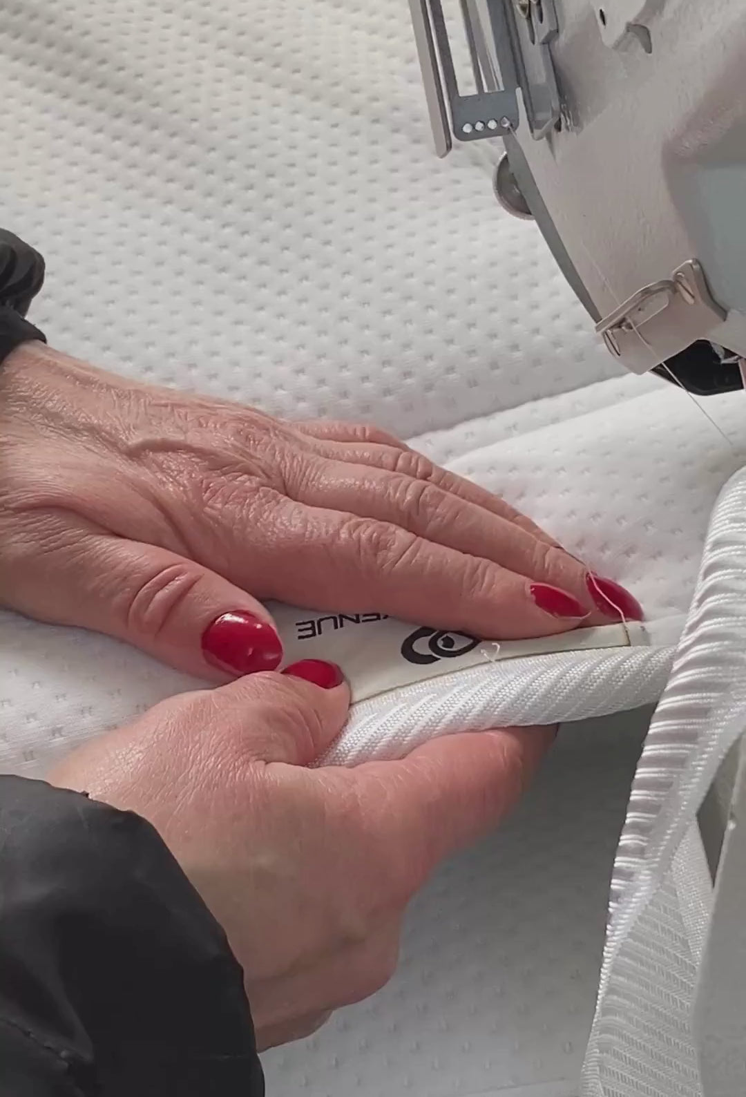Vidéo de fabrication du surmatelas Paname Avenue dans laquelle une couturière montre qu'elle maitrise l'art de l'artisanat de qualité