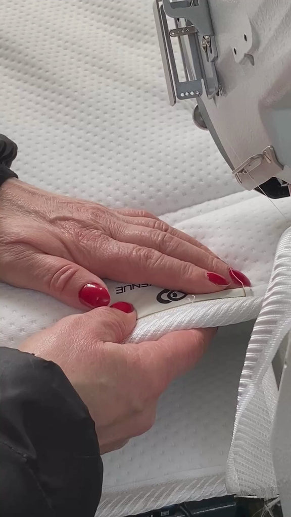 Vidéo de fabrication du surmatelas Paname Avenue dans laquelle une couturière montre qu'elle maitrise l'art de l'artisanat de qualité