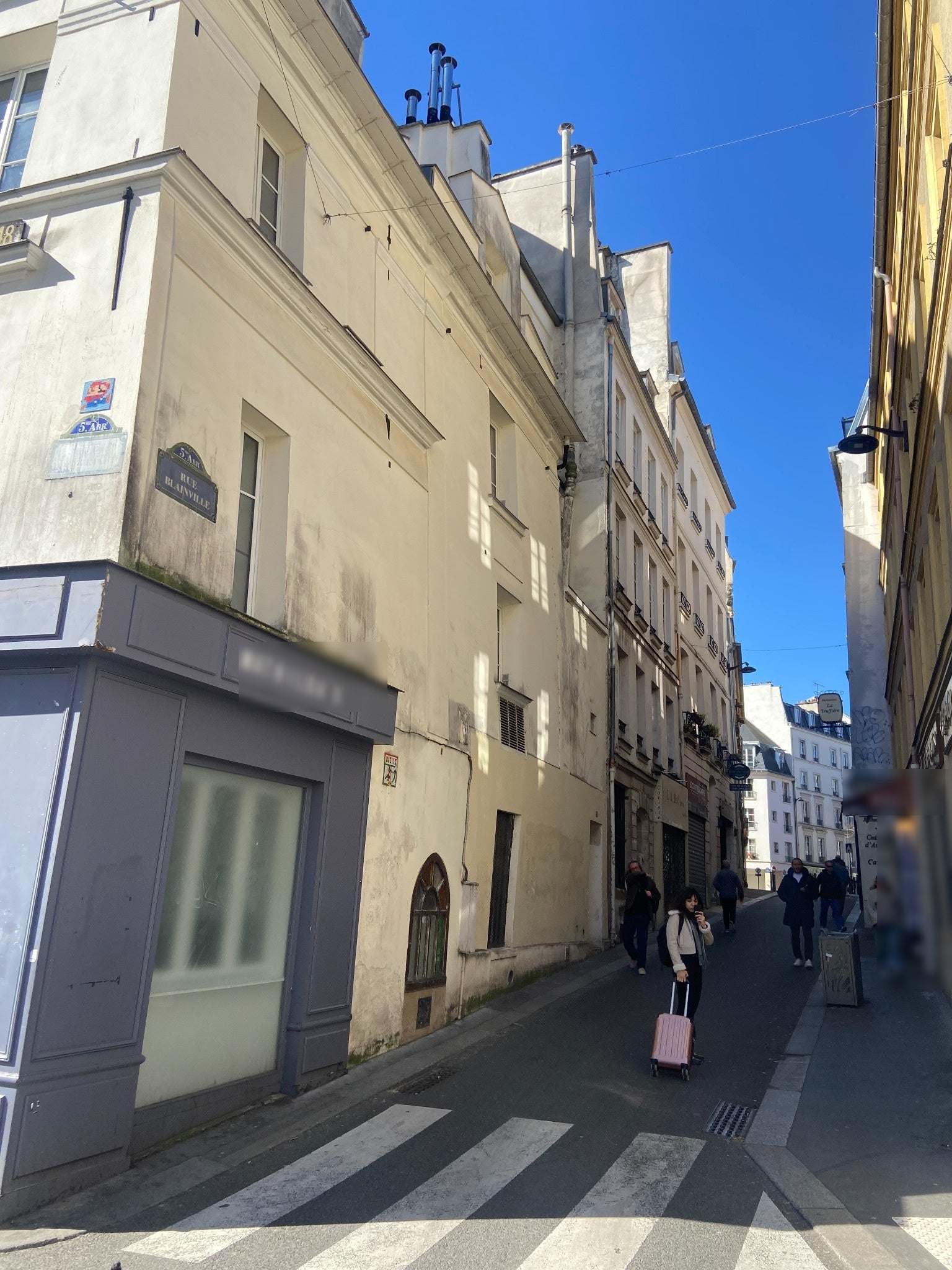 Rue Blainville dans le quartier de la Contrescarpe à Paris 5 avec immeubles anciens et ruelle étroite