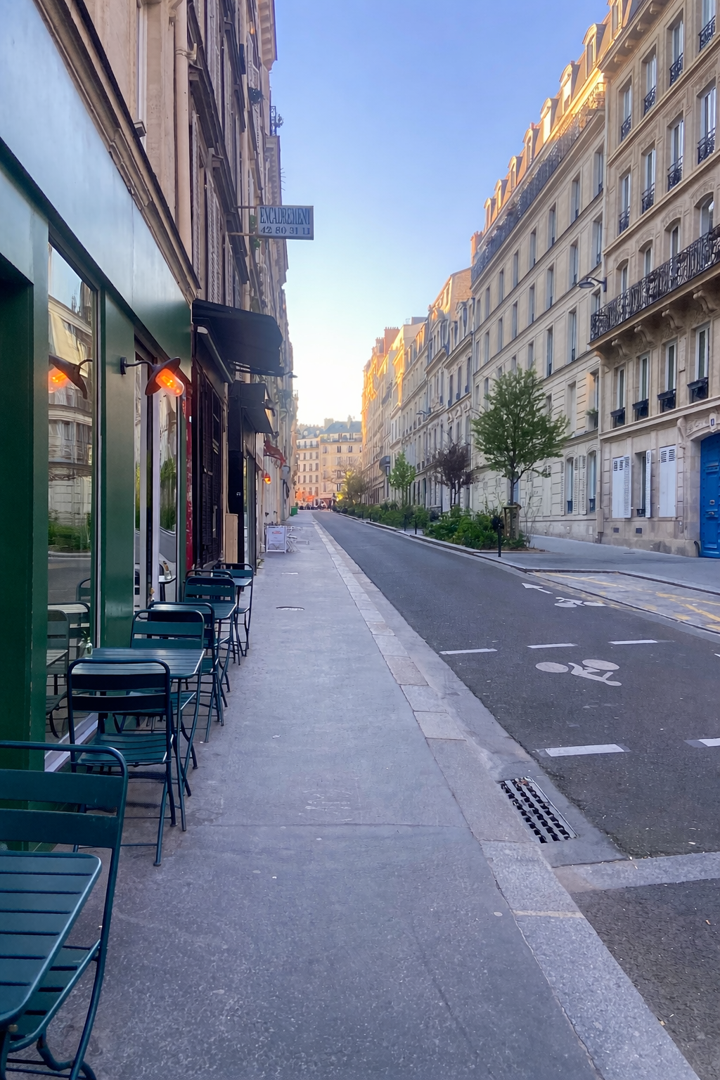 Rue de Calais à Pigalle Paris 9 avec terrasse de café et immeubles haussmanniens dans une rue calme ensoleillée
