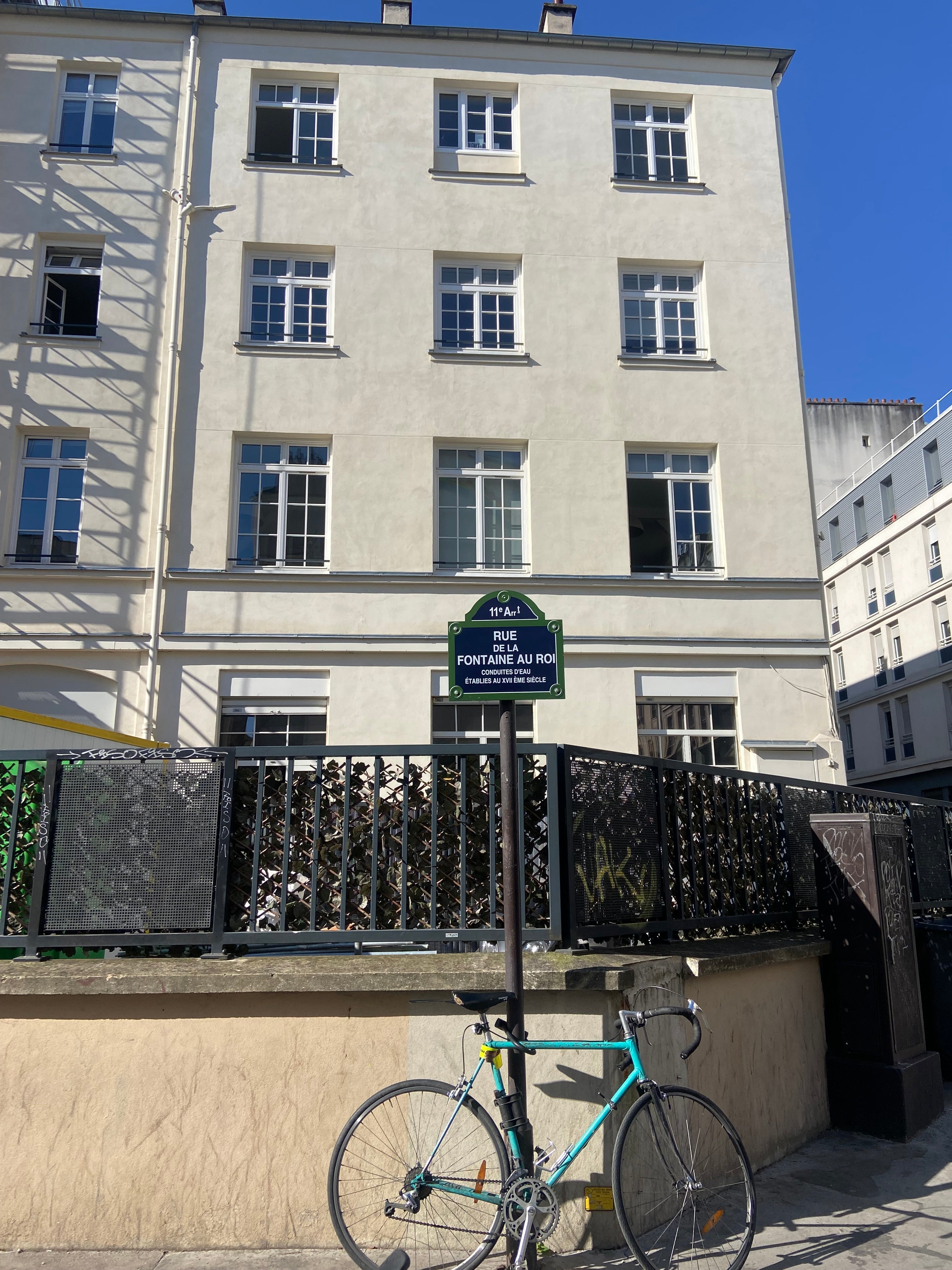 Rue de la Fontaine au Roi à Paris 11 près de République avec panneau de rue et immeuble parisien