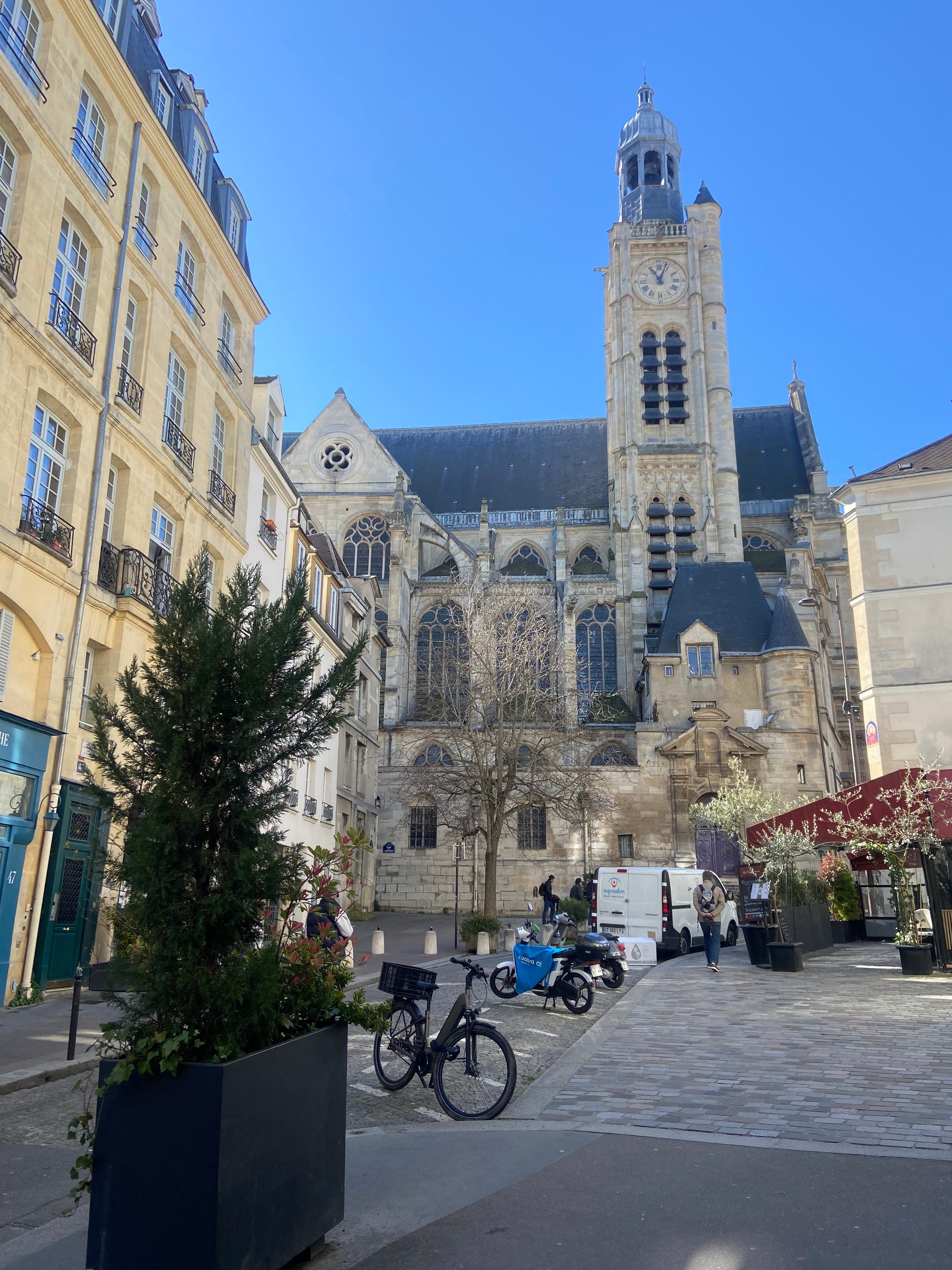 Église Saint-Étienne-du-Mont rue de la Montagne Sainte-Geneviève Paris 5 avec architecture gothique, place pavée et ambiance historique du Quartier Latin