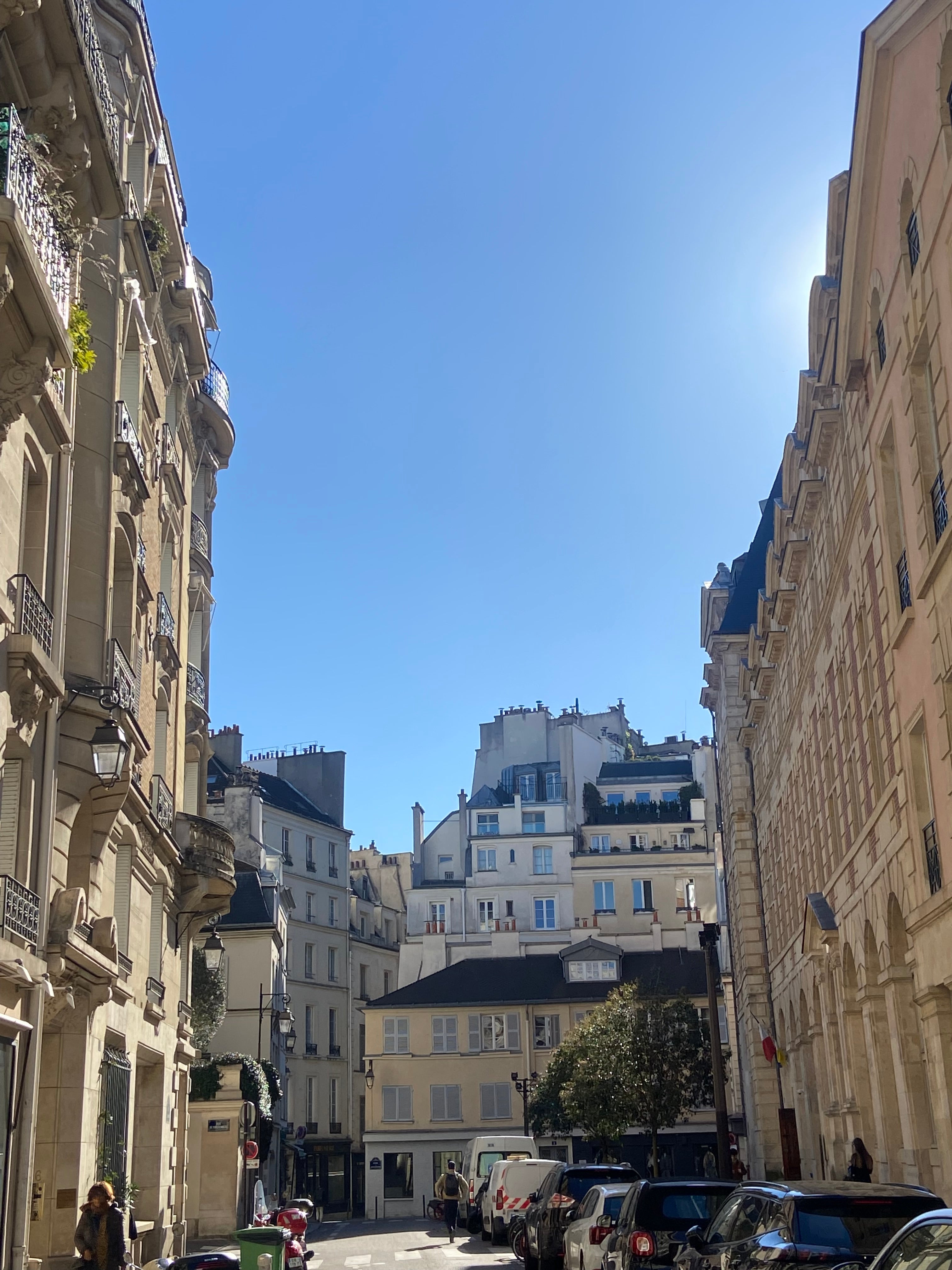 Rue de l’Abbaye à Saint-Germain-des-Prés Paris 6 avec immeubles anciens et architecture typique de la rive gauche sous ciel dégagé