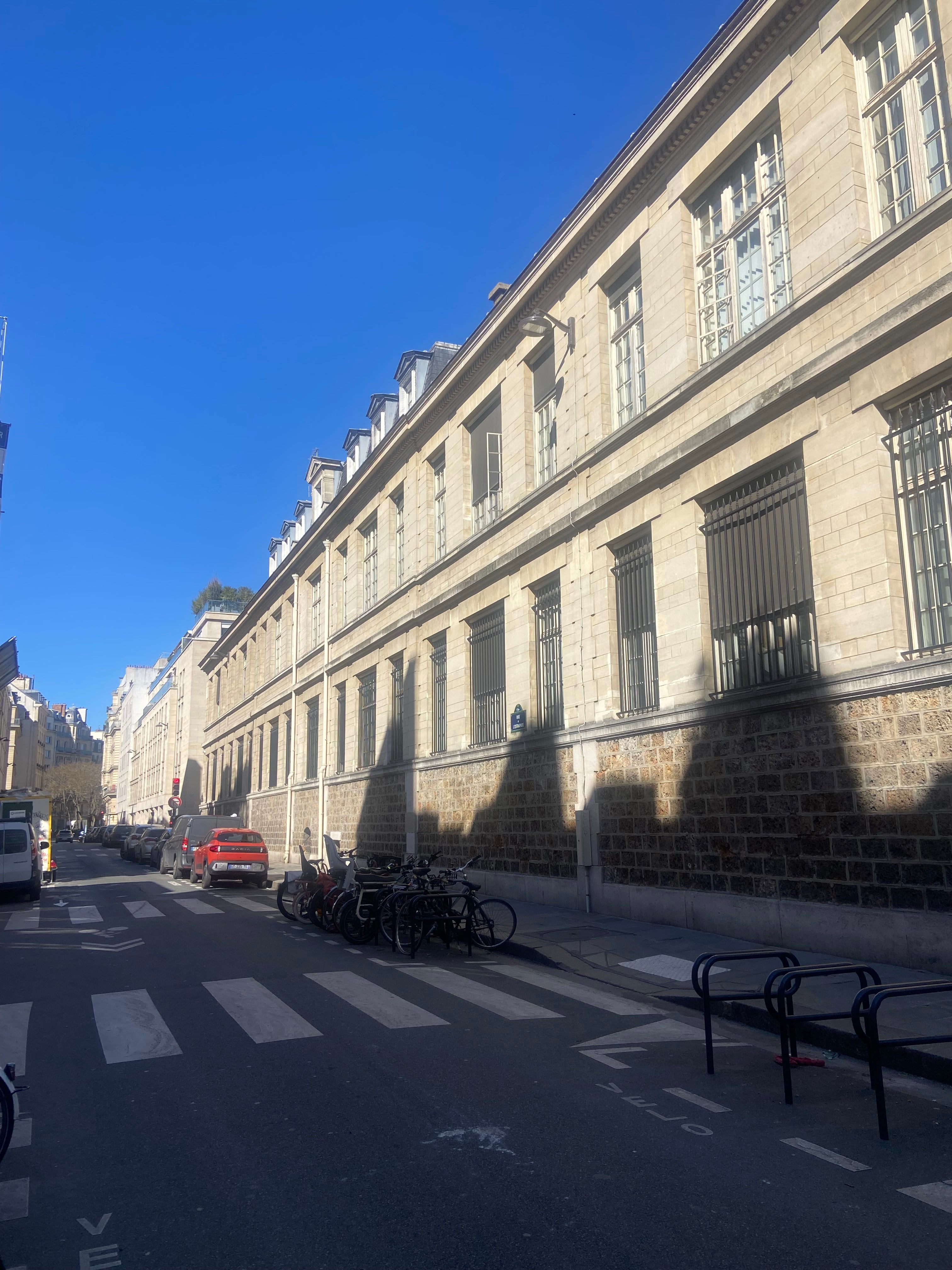 Rue de l’Estrapade à Paris 5 près de la Contrescarpe avec long bâtiment en pierre et architecture classique