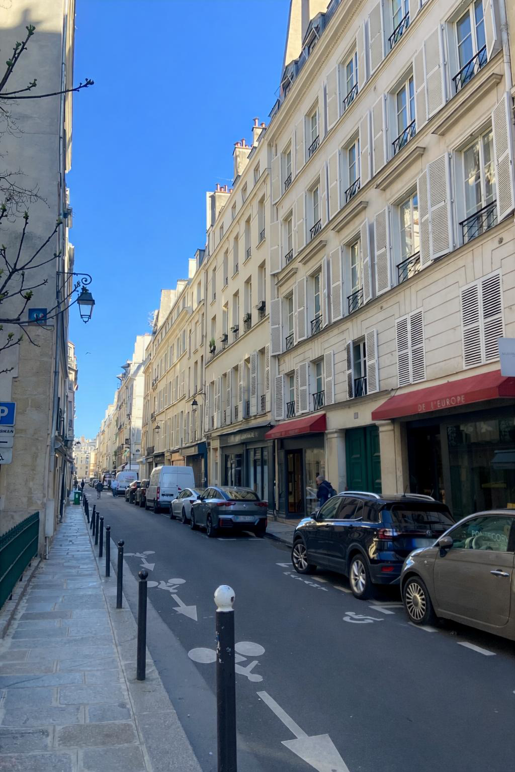 Rue de Seine à Saint-Germain-des-Prés Paris 6 avec immeubles haussmanniens, rue étroite et ambiance typique de la rive gauche