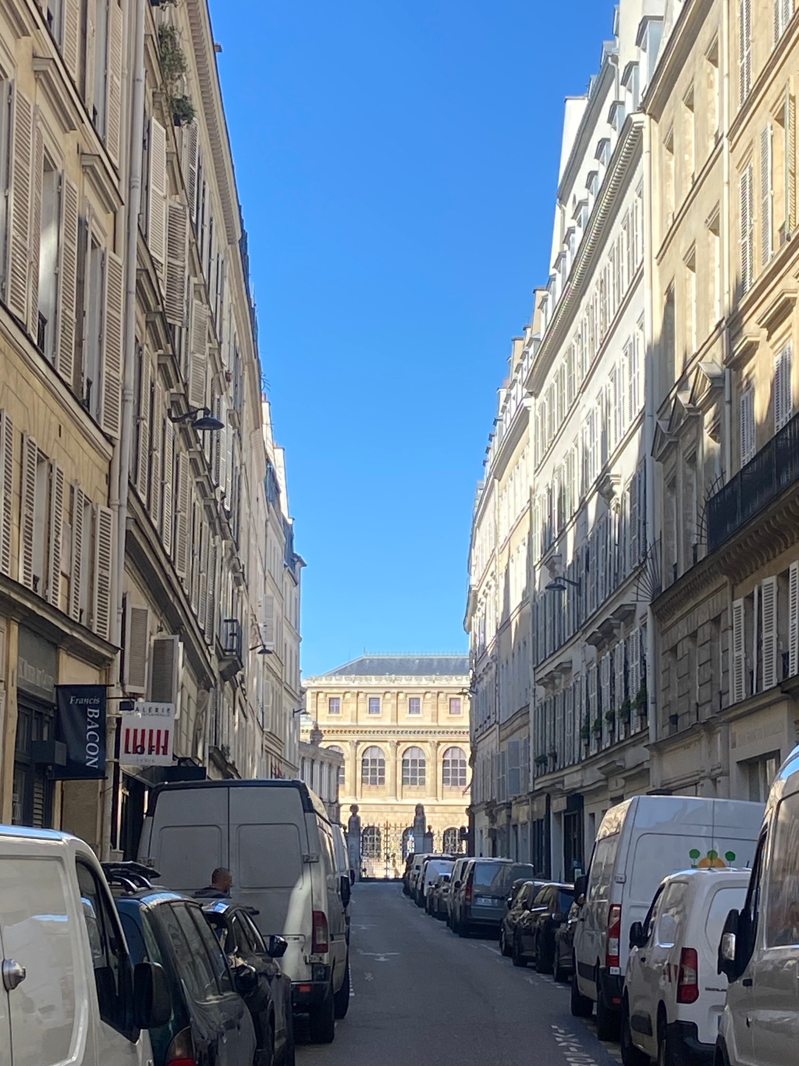 Rue des Beaux-Arts Paris 6 avec perspective vers l’Institut de France, immeubles haussmanniens et ambiance élégante de la rive gauche