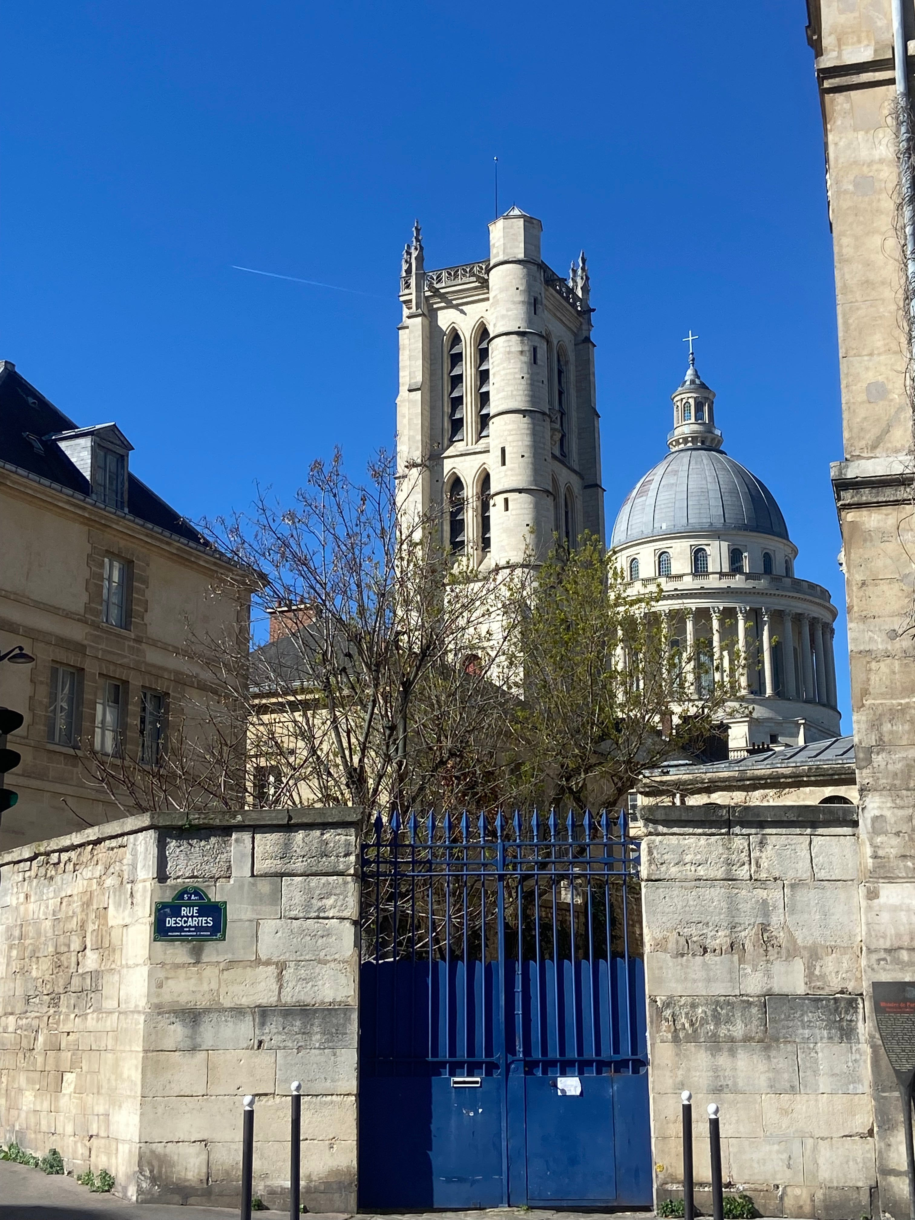 Vue depuis la rue Descartes Paris 5 avec le Panthéon et l’église Saint-Étienne-du-Mont, architecture monumentale du Quartier Latin