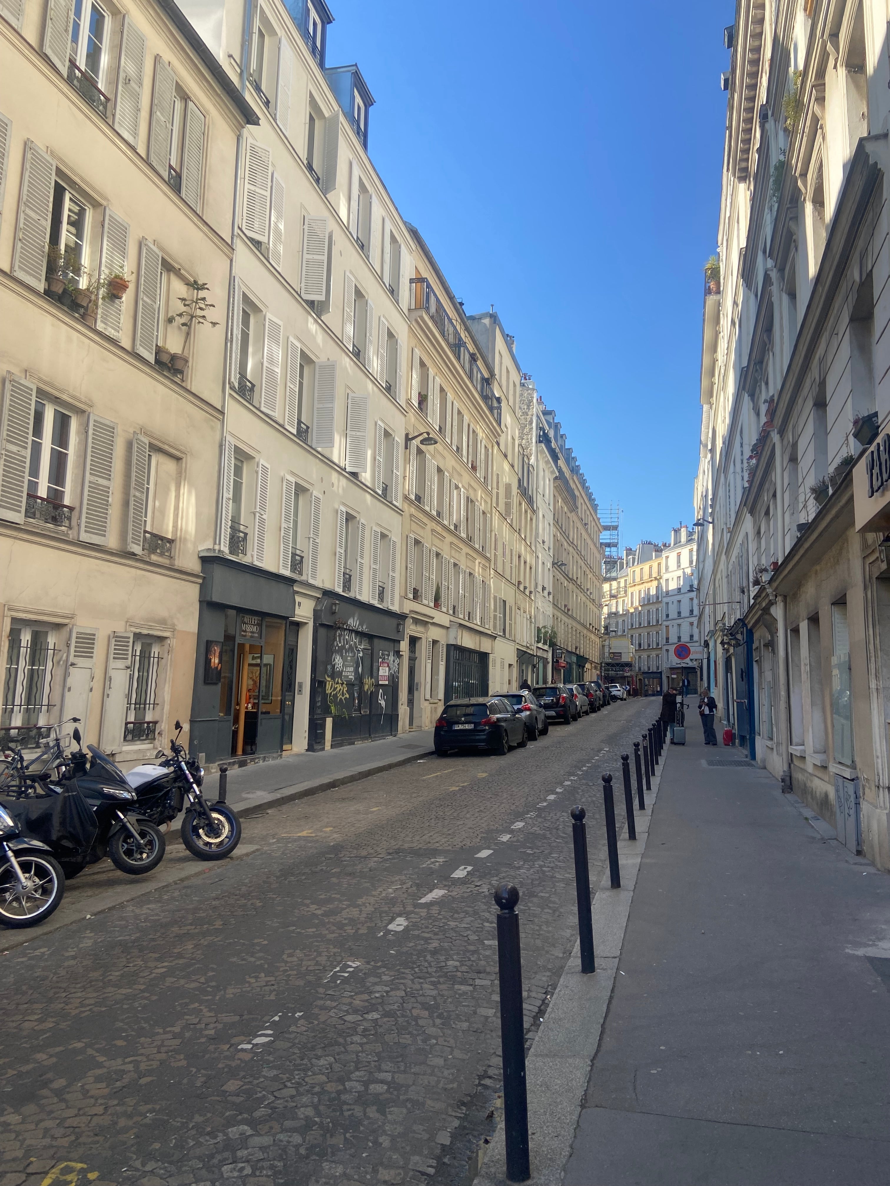 Rue Durantin à Montmartre Paris avec immeubles typiques et rue pavée calme