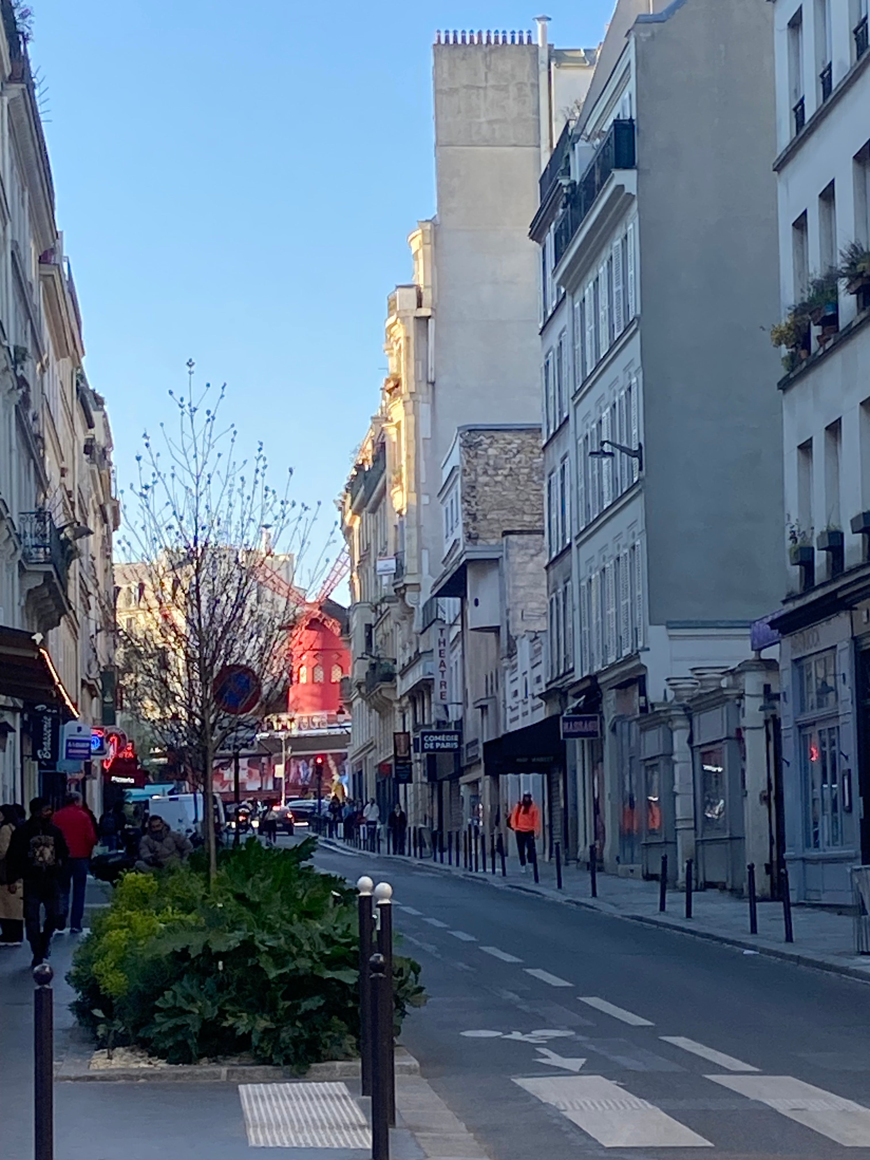 Rue Fontaine à Pigalle Paris 9 avec vue urbaine typique, immeubles parisiens et ambiance de quartier proche Montmartre
