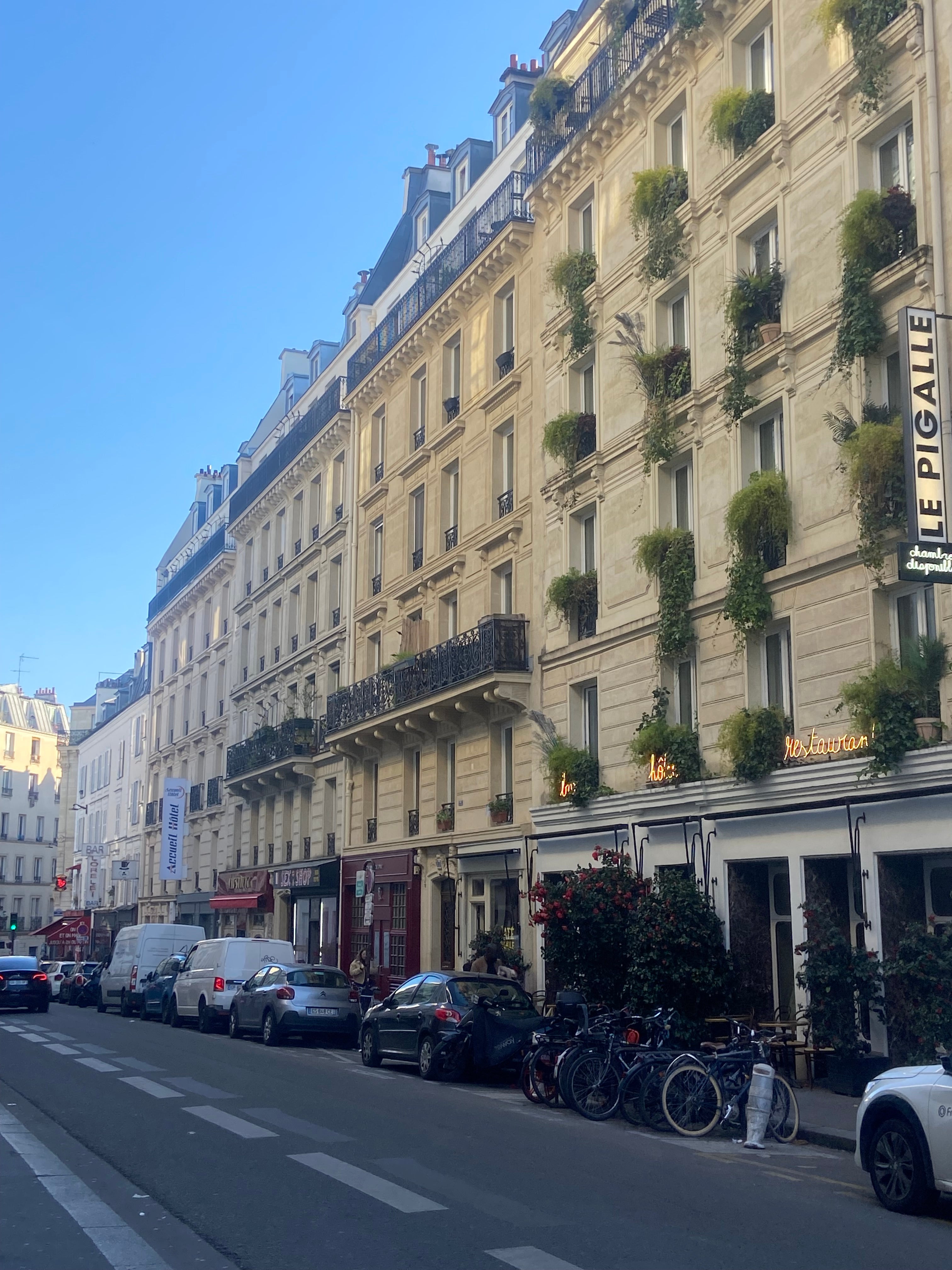Rue Frochot à Pigalle Paris 9 avec immeubles haussmanniens et façades végétalisées