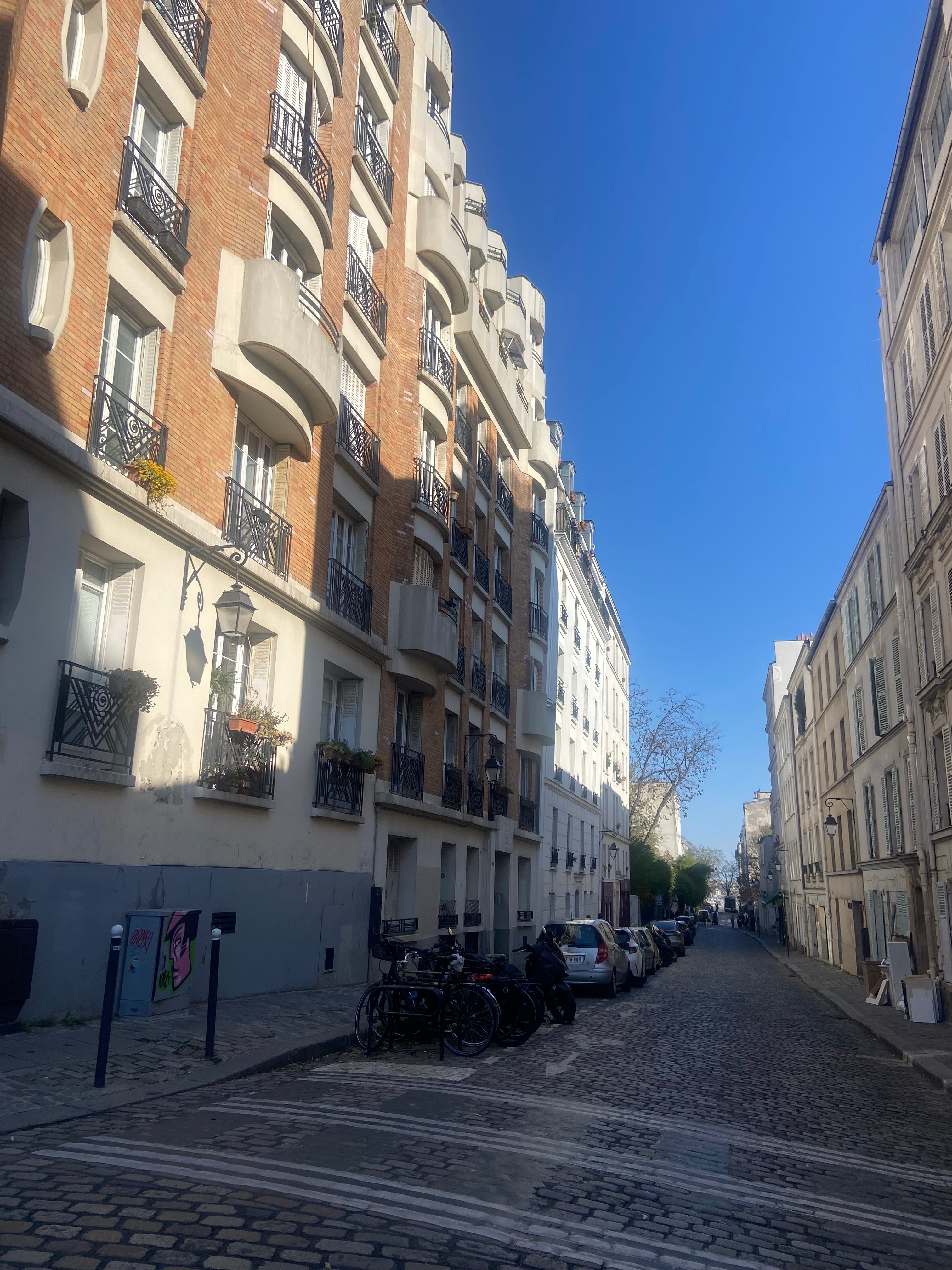 Rue Gabrielle à Montmartre Paris avec immeubles et rue pavée typique
