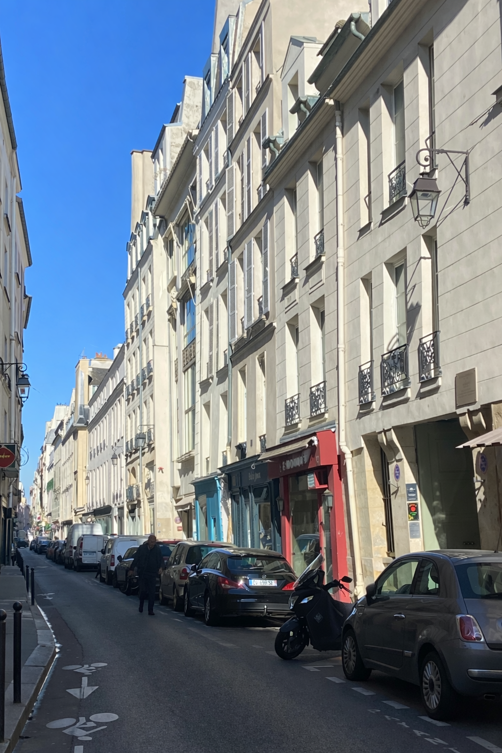 Rue Jacob à Saint-Germain-des-Prés Paris 6 avec immeubles parisiens, commerces de quartier et ambiance typique de la rive gauche