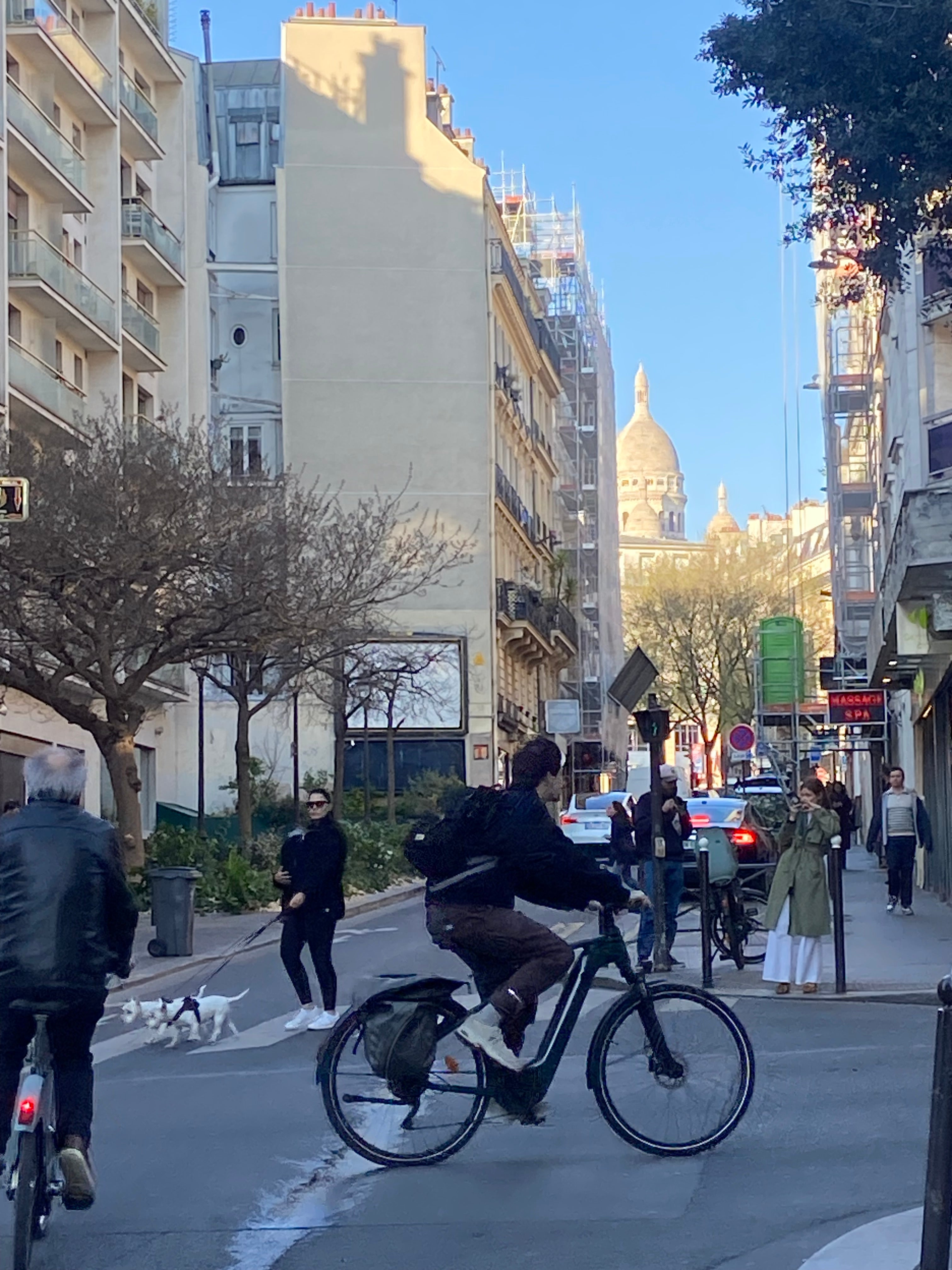 Rue Jean-Baptiste Pigalle à Paris 9 avec vue sur le Sacré-Cœur et cyclistes