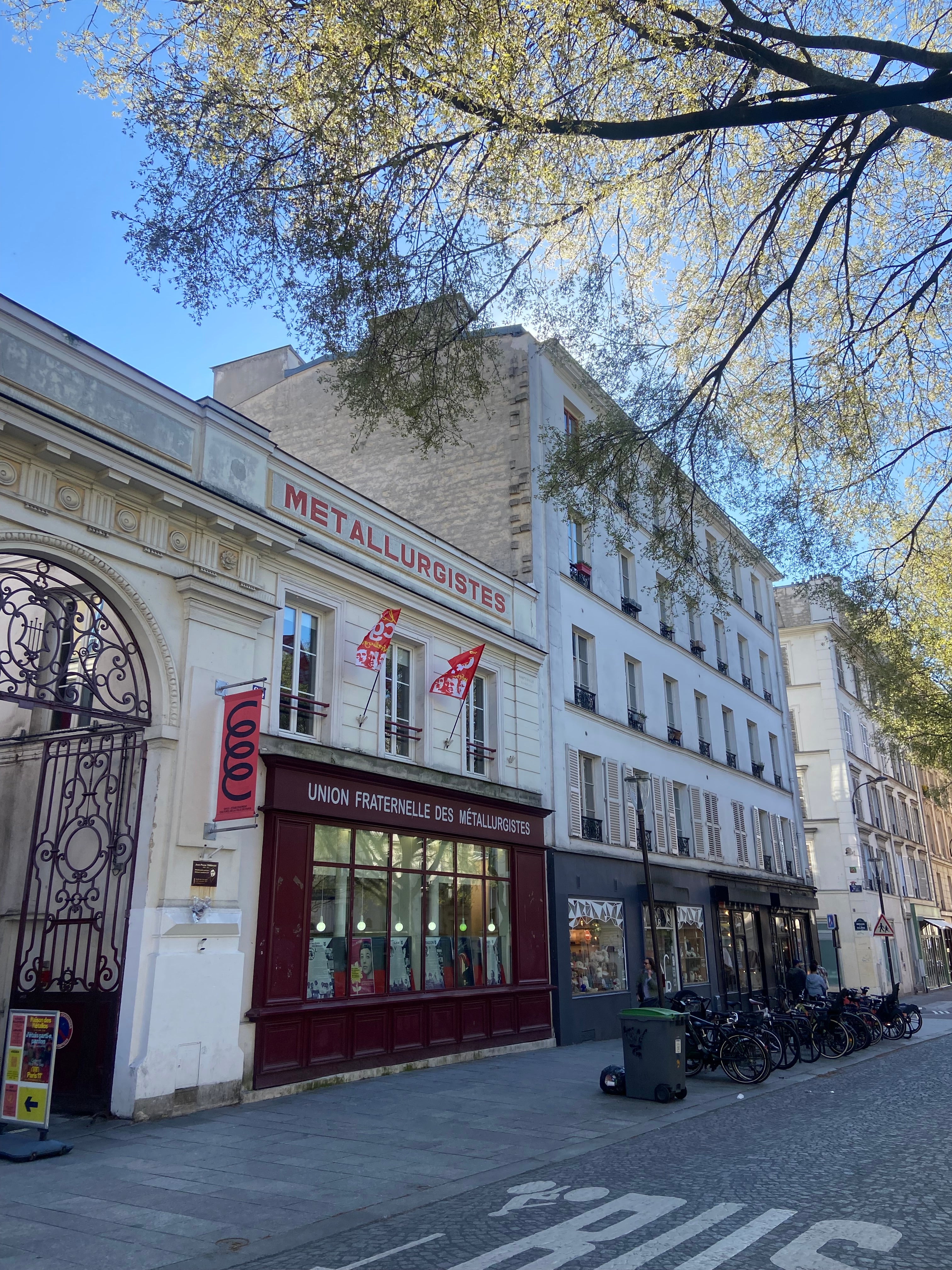 Rue Jean-Pierre Timbaud à Paris 11 près de République avec bâtiment des métallurgistes et façades parisiennes
