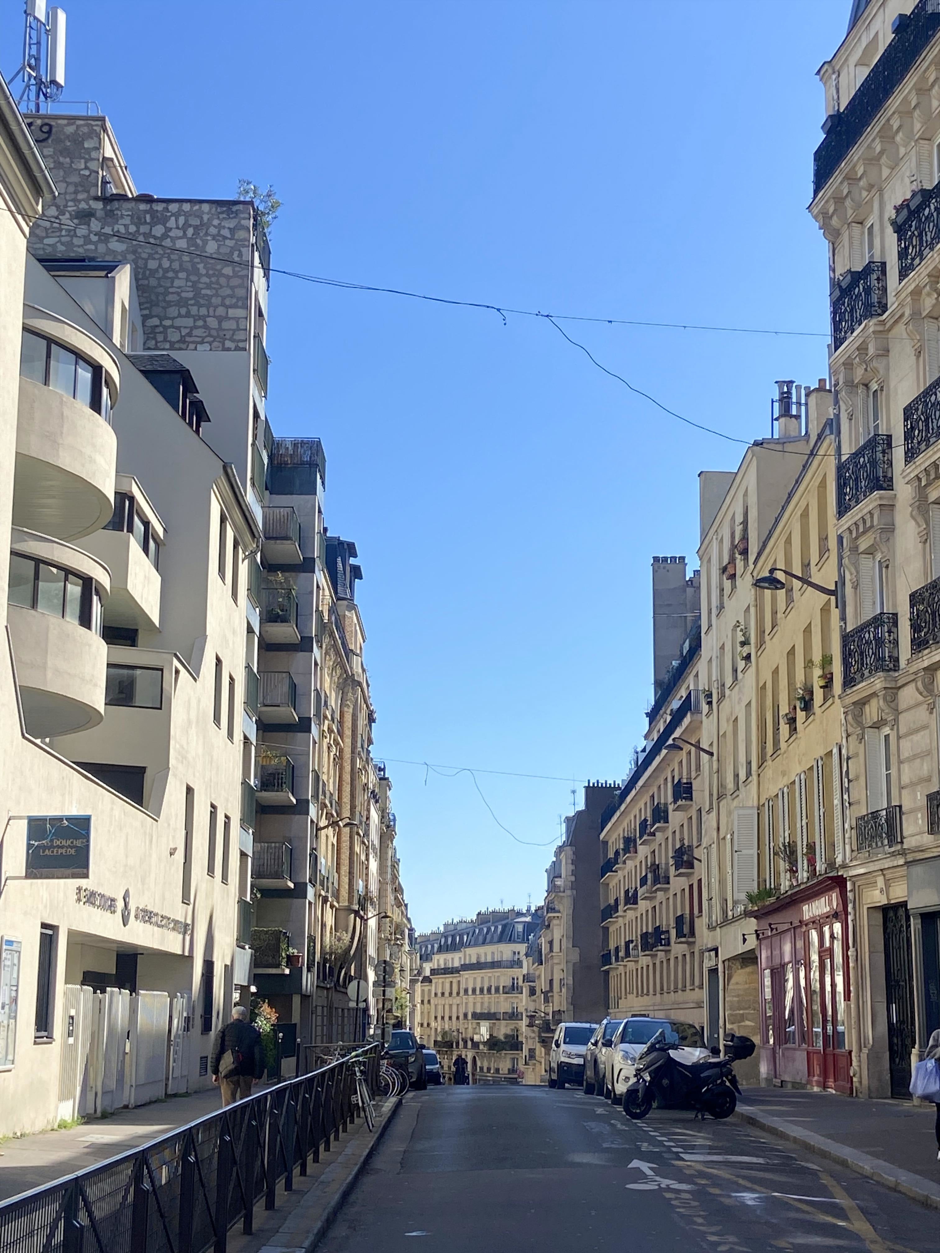 Rue Lacépède à Paris 5 près de la Contrescarpe avec immeubles haussmanniens et vue en perspective