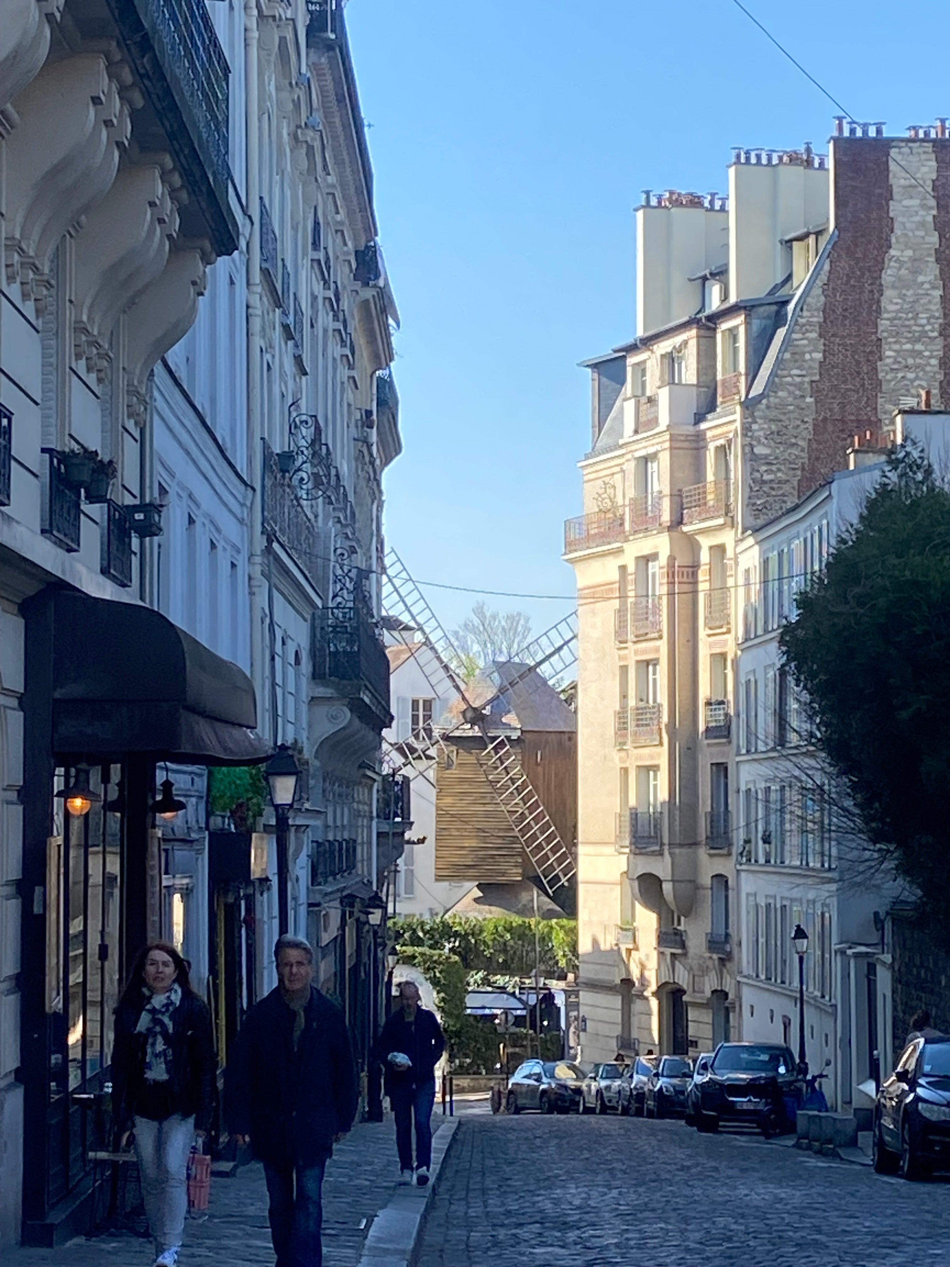 Rue Lepic à Montmartre Paris avec moulin et rue pavée typique
