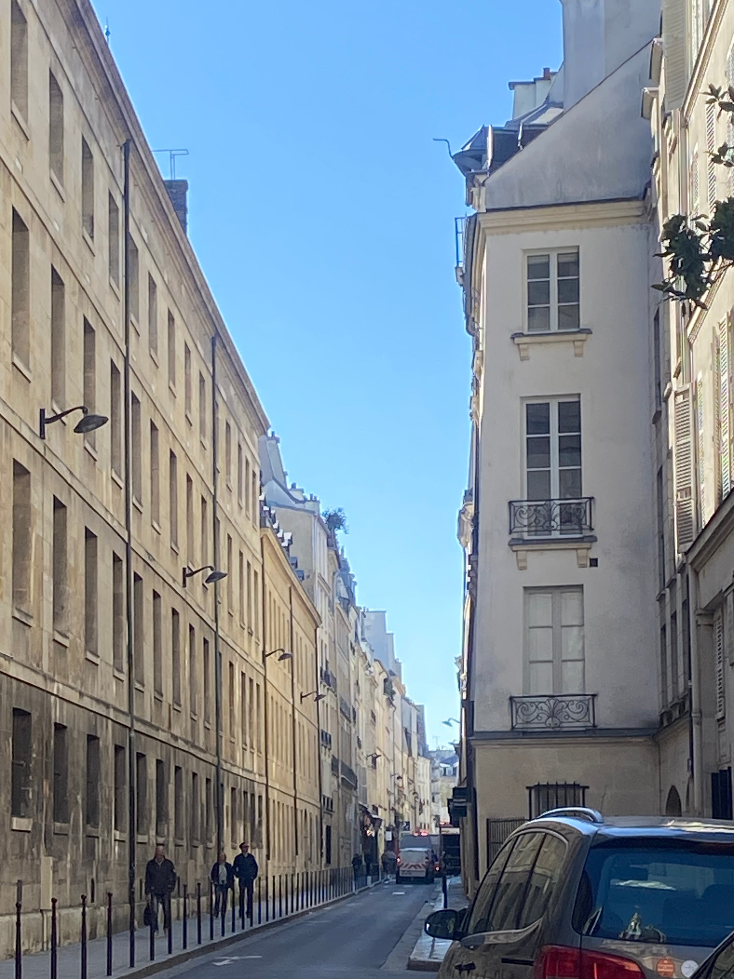 Rue Mazarine Paris 6 avec immeubles classiques, rue calme et ambiance typique du quartier Saint-Germain-des-Prés