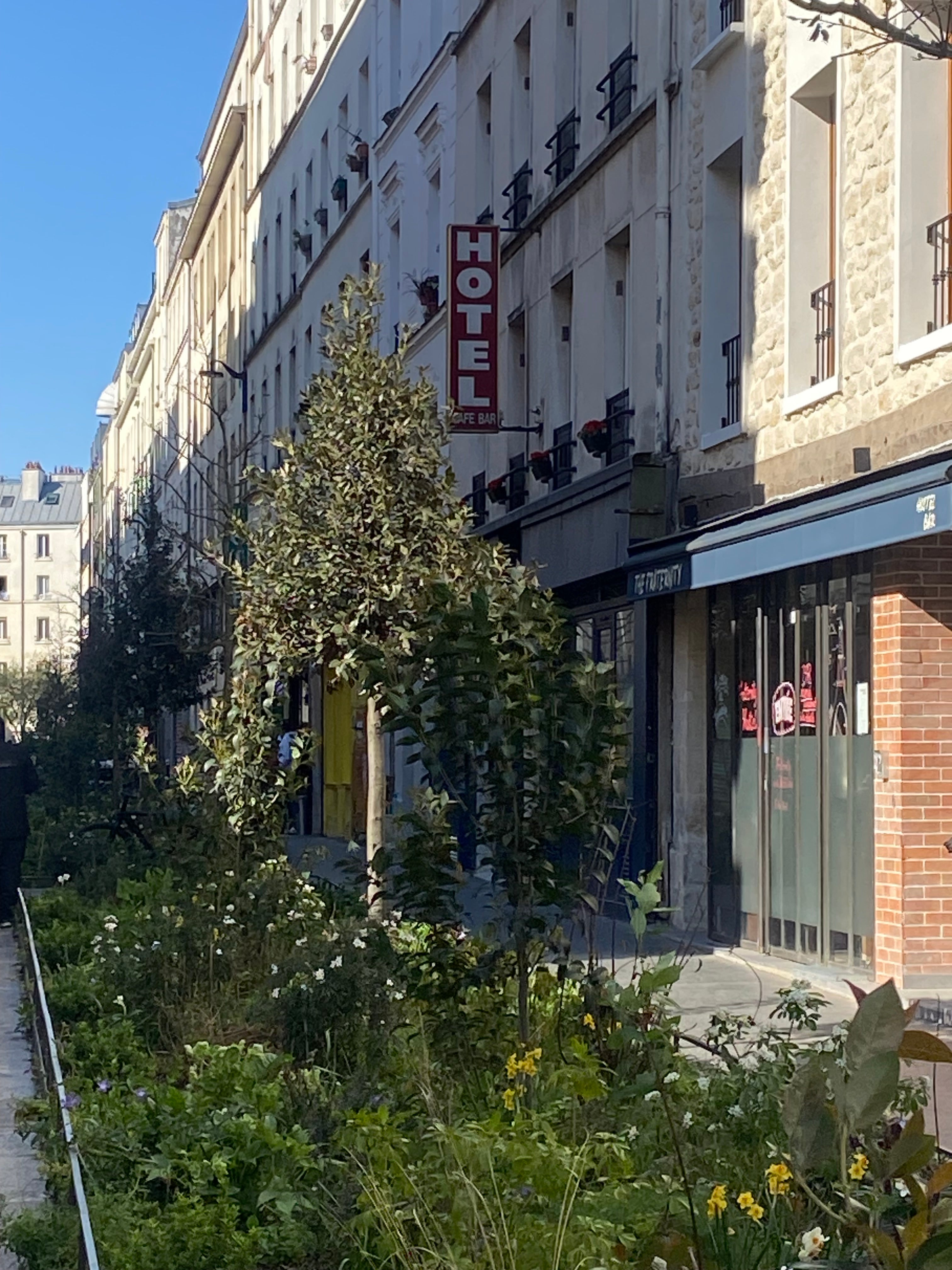 Rue Moret à Paris 11 près de République avec immeubles, hôtel et végétation urbaine