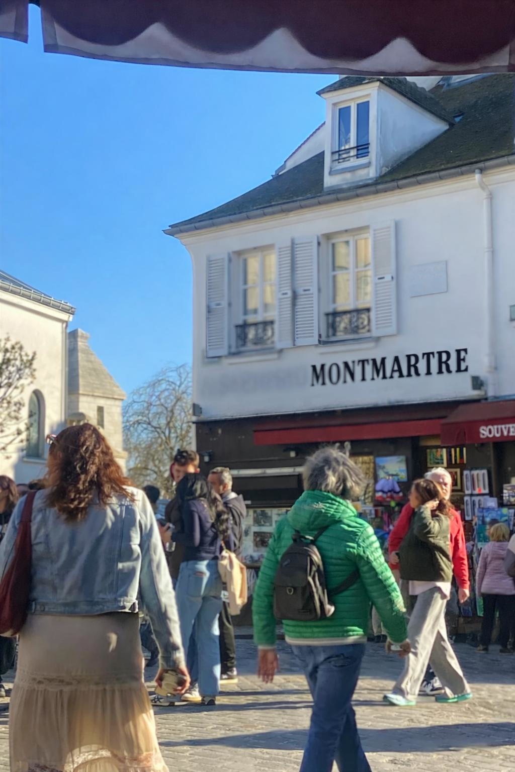 Rue Norvins à Montmartre Paris avec touristes et ambiance animée