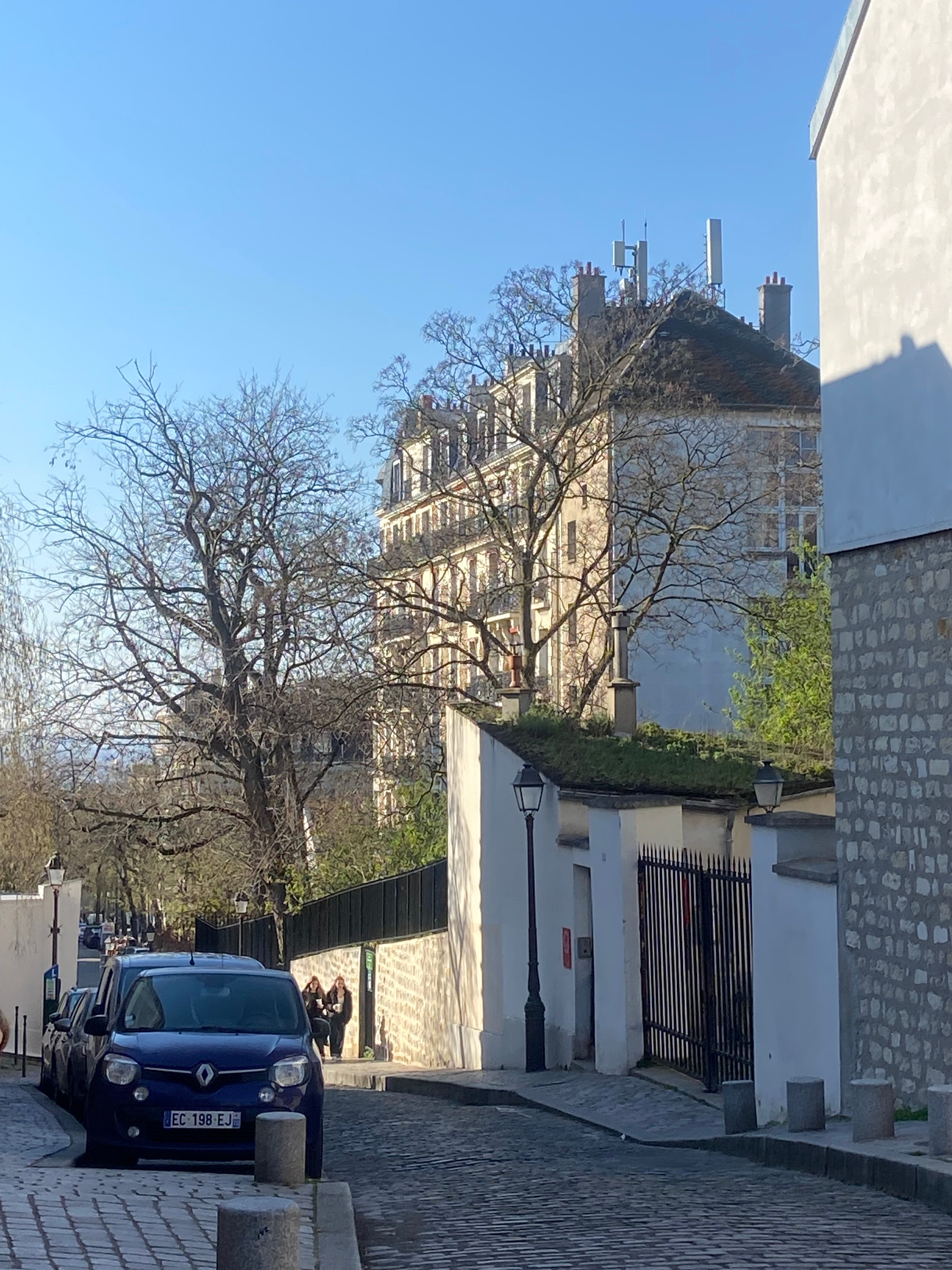 Rue Norvins à Montmartre à Paris avec rue pavée, immeubles anciens et arbres