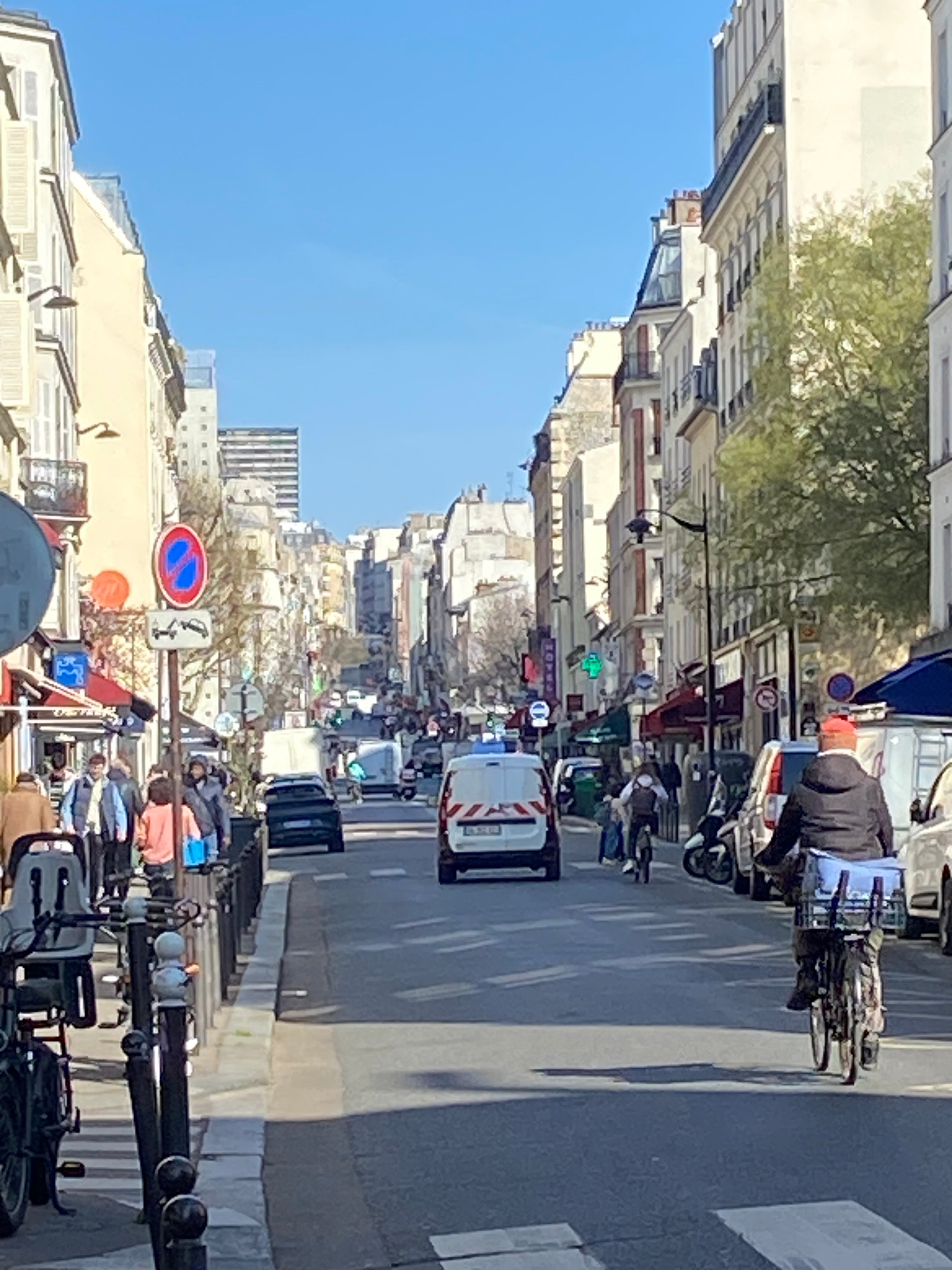 Rue Oberkampf à Paris 11 près de République avec commerces, circulation et vie de quartier