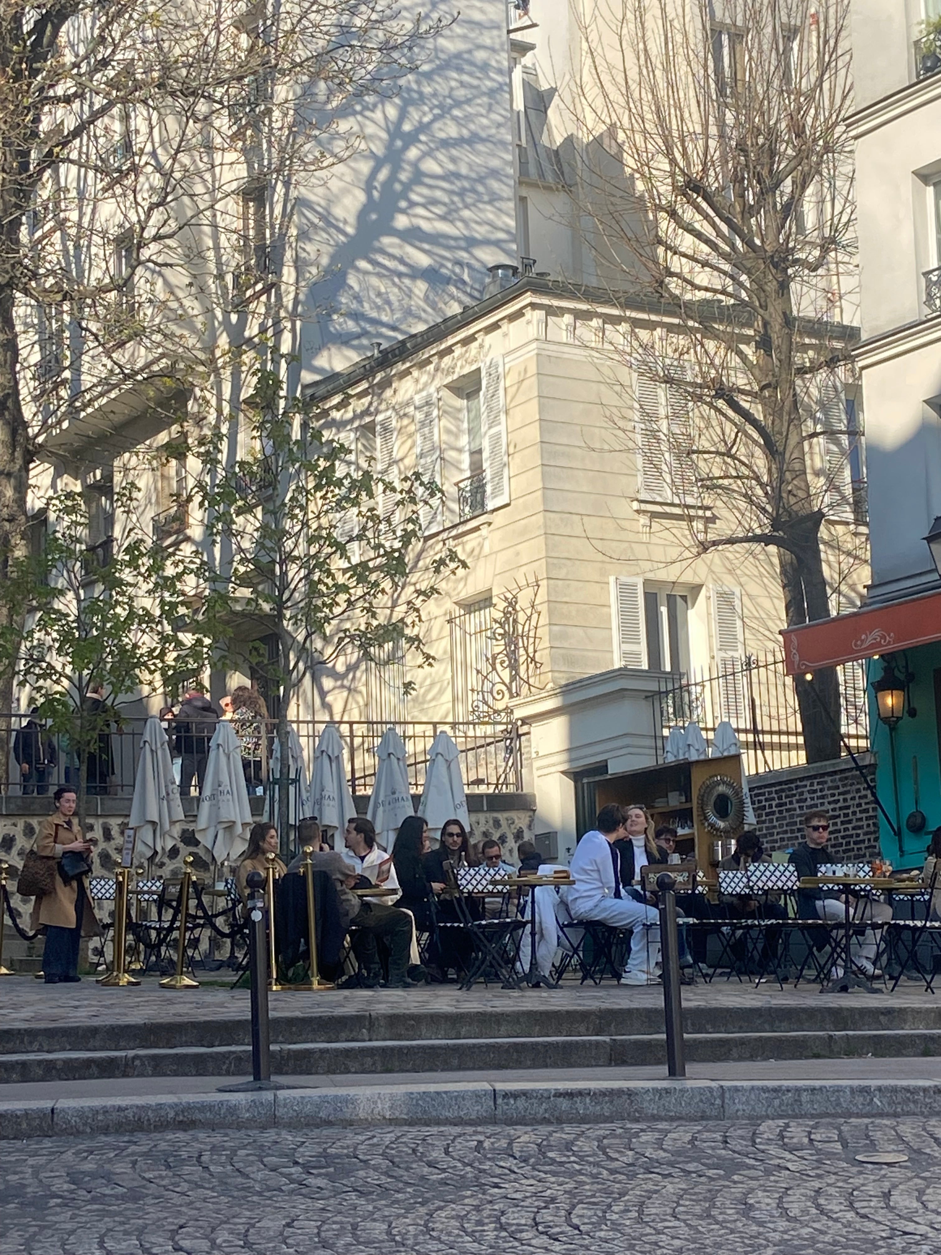 Terrasse de café rue Ravignan à Montmartre Paris avec ambiance typique