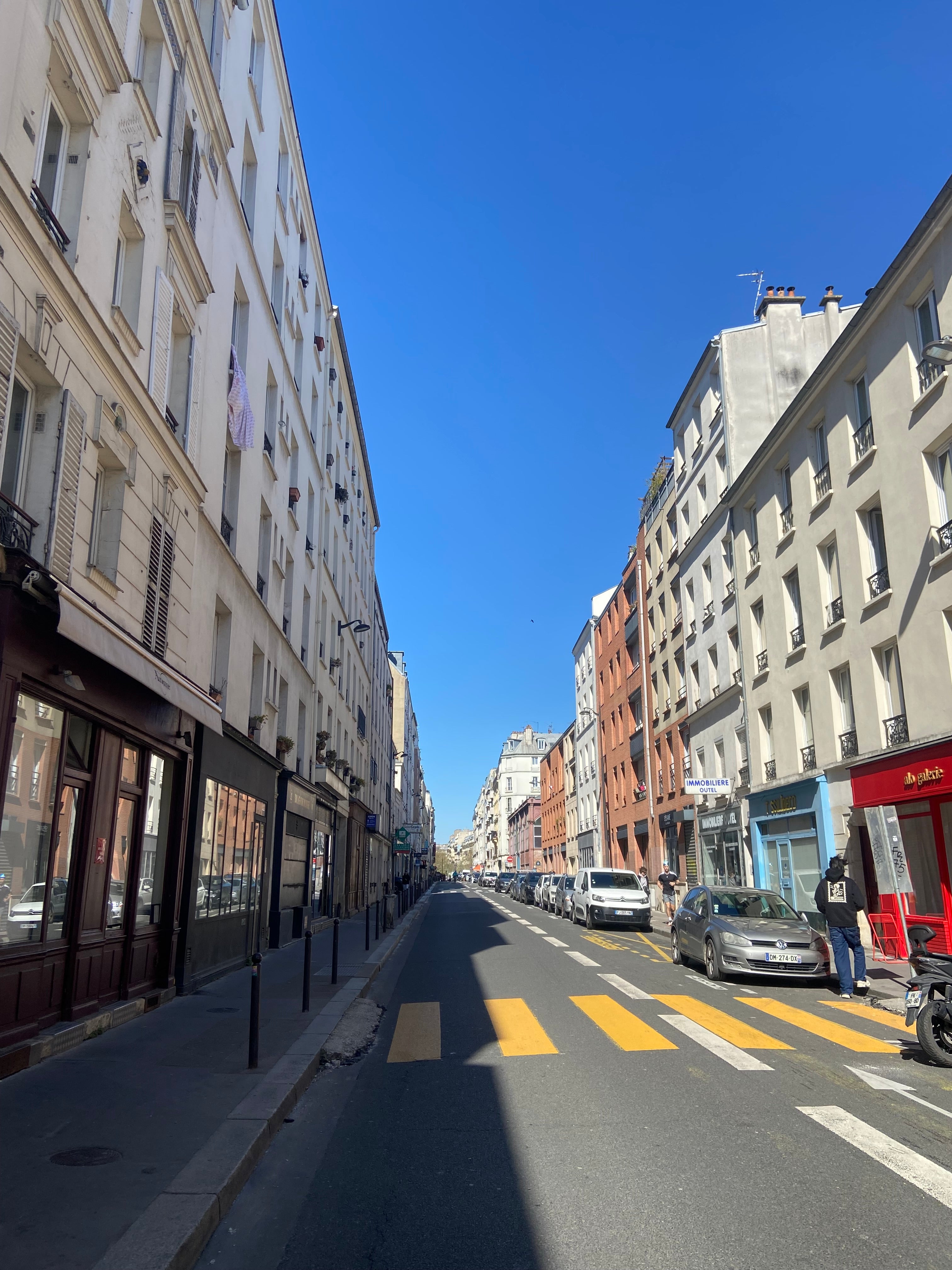 Rue Richard Lenoir à Paris 11 près de République avec immeubles parisiens et rue en perspective