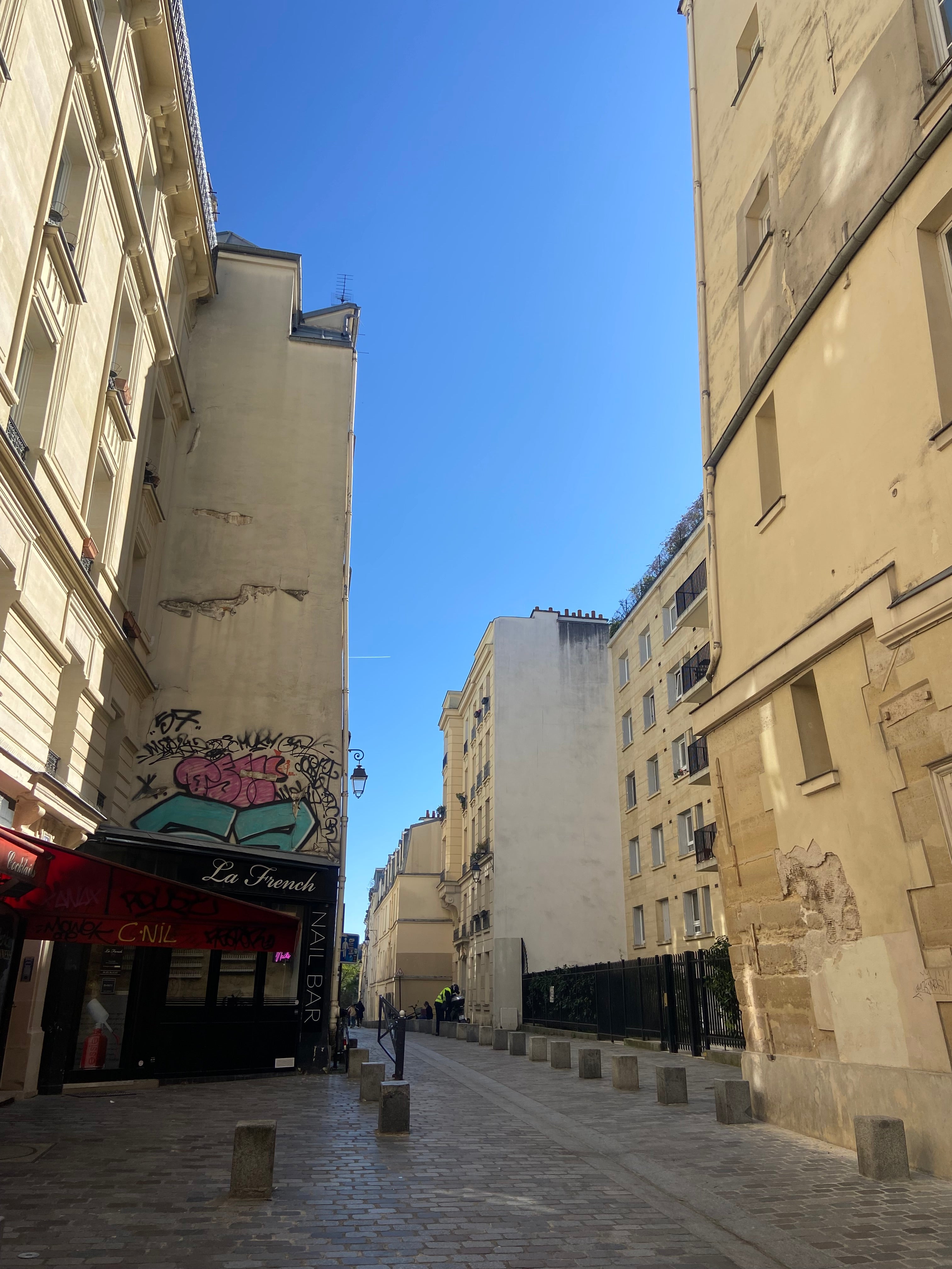 Rue Rollin à Paris 5 près de la Contrescarpe avec immeubles anciens et graffiti sur façade