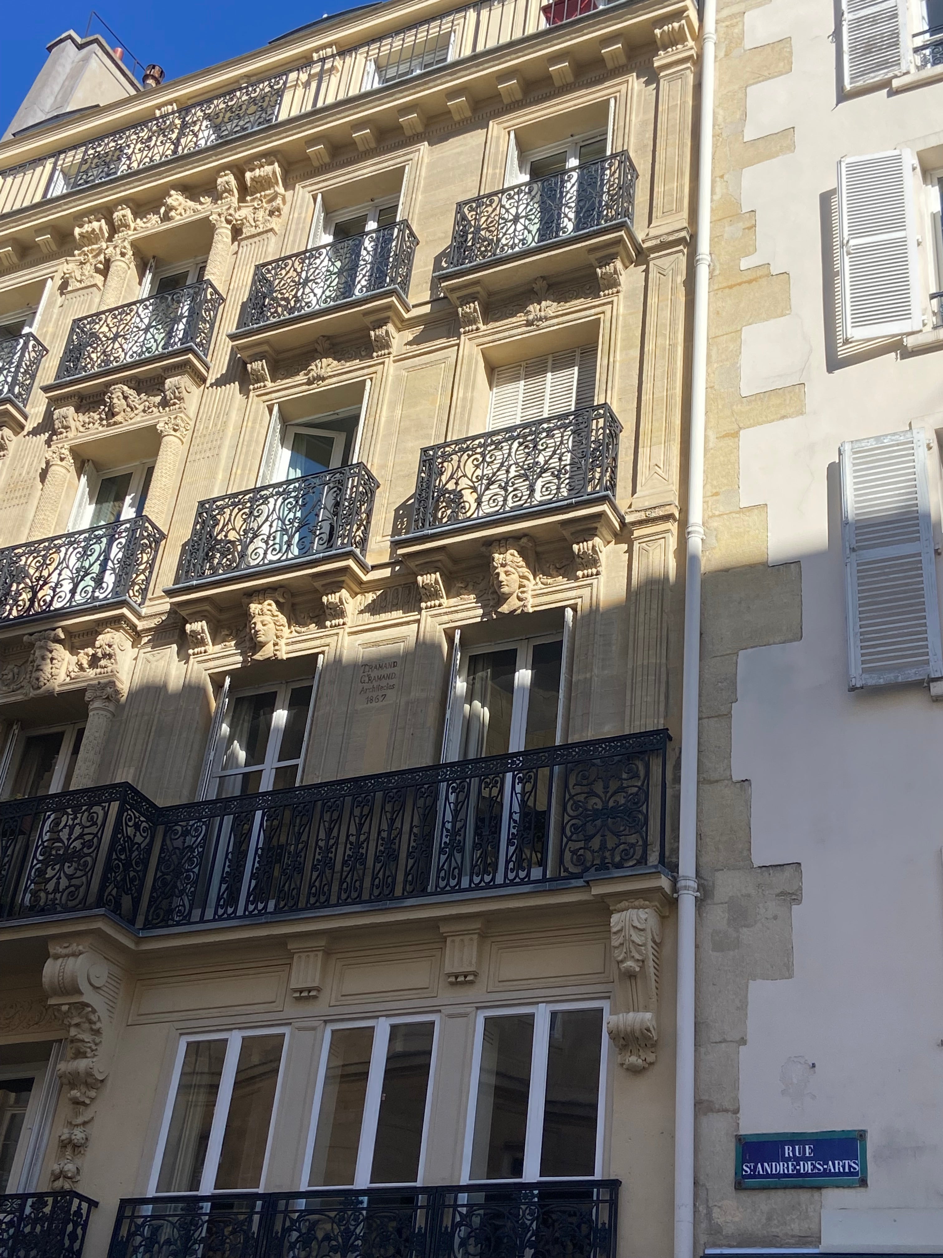 Façade haussmannienne rue Saint-André-des-Arts Paris 6 avec balcons en fer forgé et détails architecturaux typiques de la rive gauche