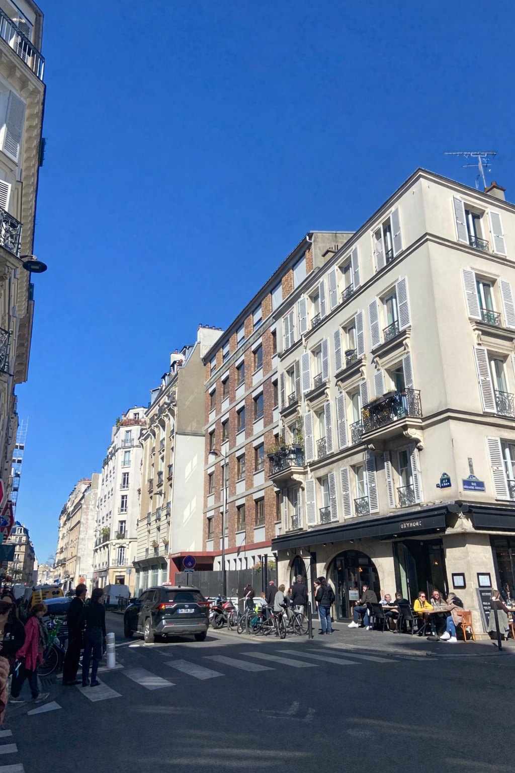 Rue Saint-Maur à Paris 11 près de République avec immeubles parisiens et café en angle