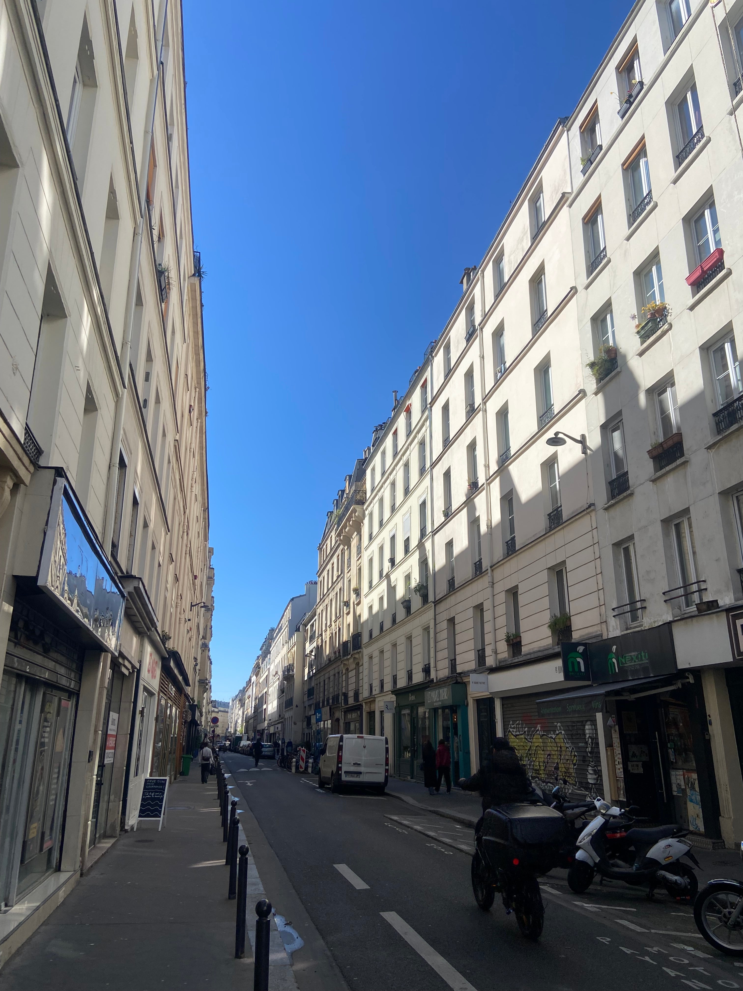 Rue Sedaine à Paris 11 près de République avec immeubles parisiens et commerces de quartier