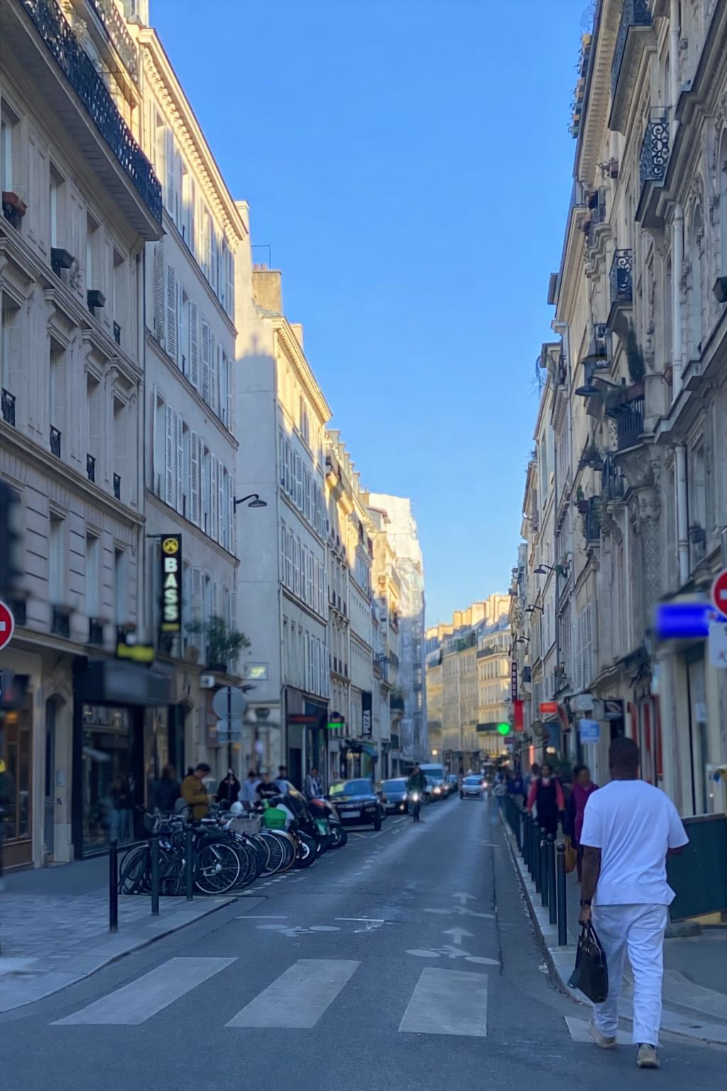 Rue Victor Massé à Pigalle Paris avec immeubles et rue animée