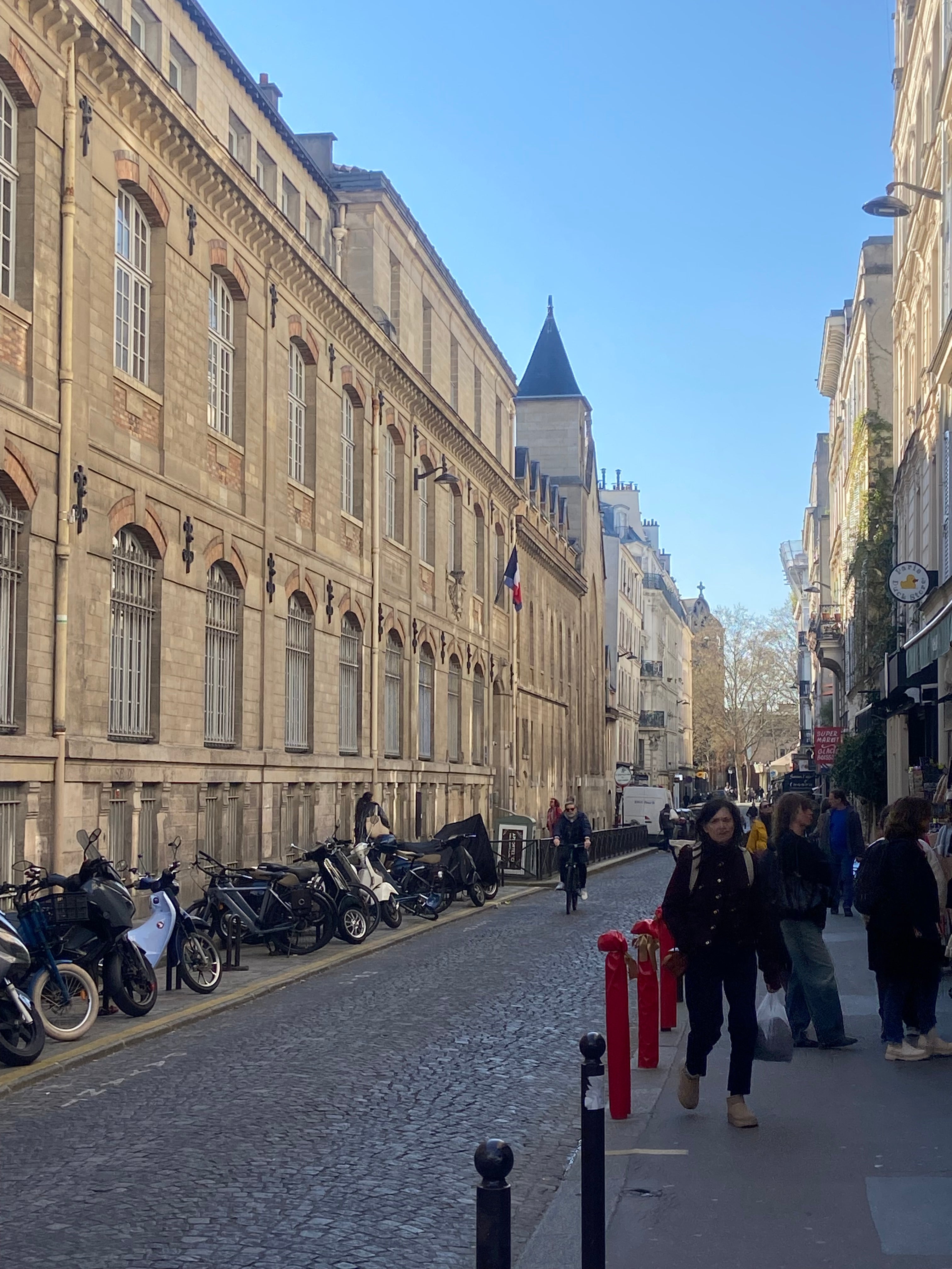 Rue Yvonne le Tac à Montmartre Paris avec bâtiments en pierre, passants et ambiance de quartier