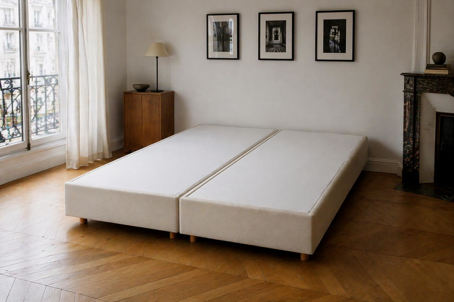 Duo de sommiers tapissiers Richard Lenoir 70x200cm (format 140x200cm jumelé) en tissu beige, installés côte à côte sur un parquet en chevrons avec vue sur une fenêtre parisienne.