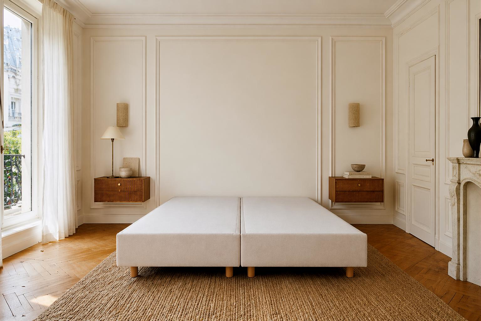 Duo de sommiers tapissiers Richard Lenoir 80x200cm formant un lit double 160x200cm, tissu beige, dans une chambre haussmannienne avec chevets en bois strié et moulures.