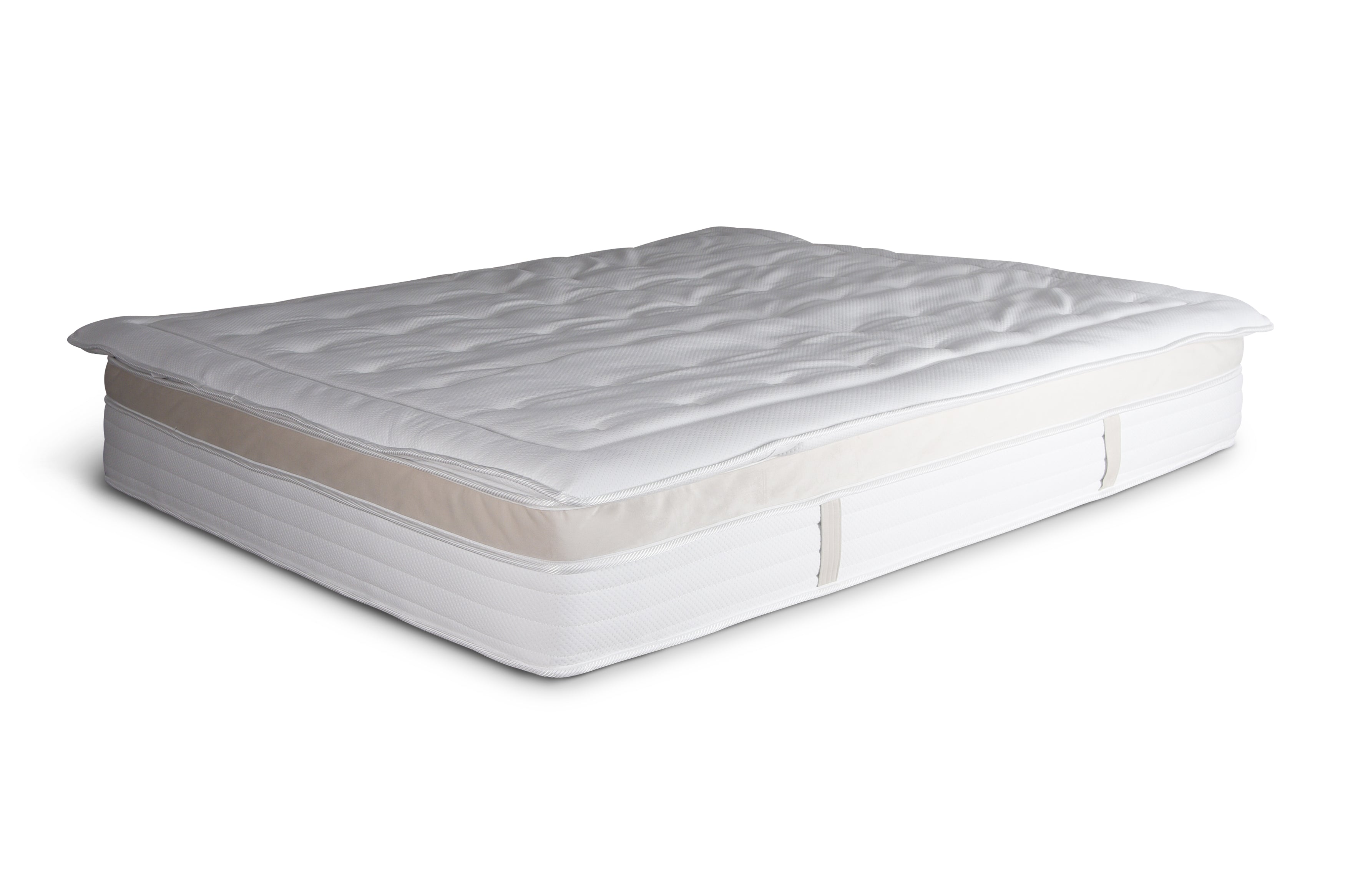 Surmatelas 140x200cm Trésor de 5 cm en mousse ouate de 35kg/m3 de chez Paname Avenue en vue 3/4 sur fond blanc