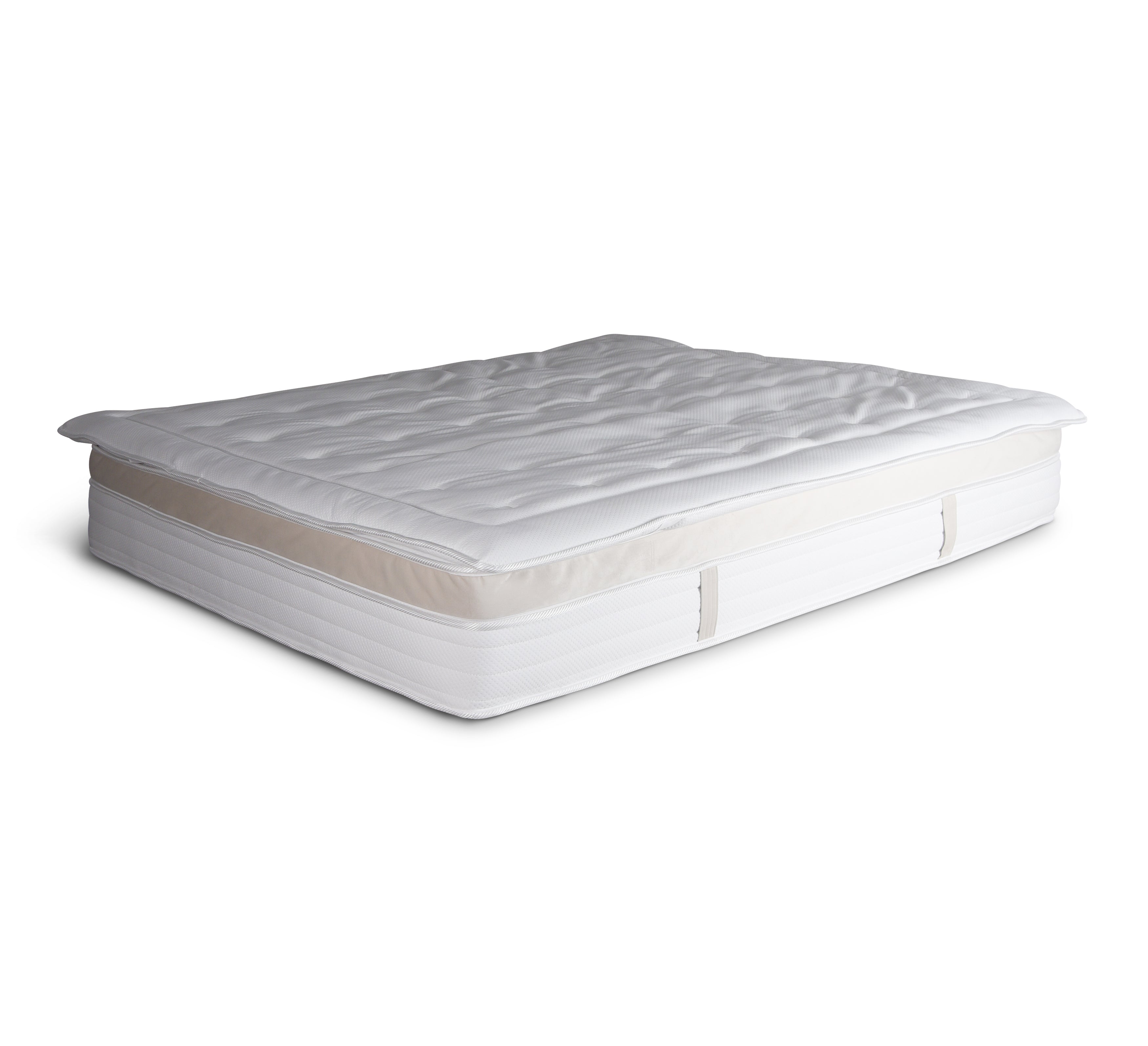Surmatelas 140x200cm Trésor de 5 cm en mousse ouate de 35kg/m3 de chez Paname Avenue en vue 3/4 sur fond blanc