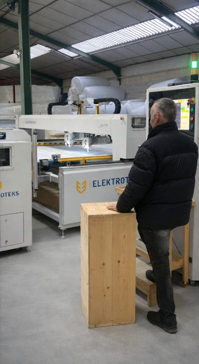 Programmation d'une machine dans l'atelier de confection des matelas français Paname Avenue
