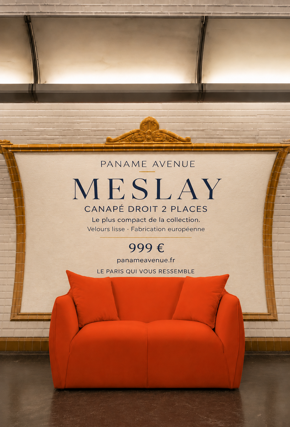 visuel-canape-meslay-terracotta-sur-le-quai-du-metro-devant-une-affiche-promotionnelle-promouvant-le-produit