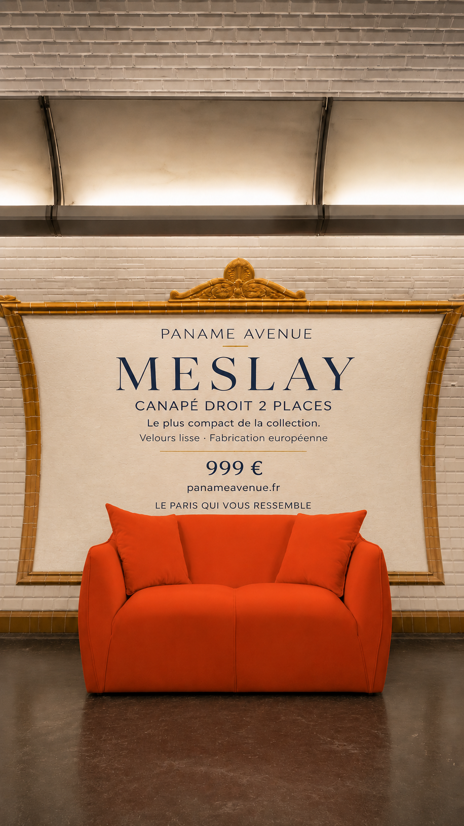visuel-canape-meslay-terracotta-sur-le-quai-du-metro-devant-une-affiche-promotionnelle-promouvant-le-produit